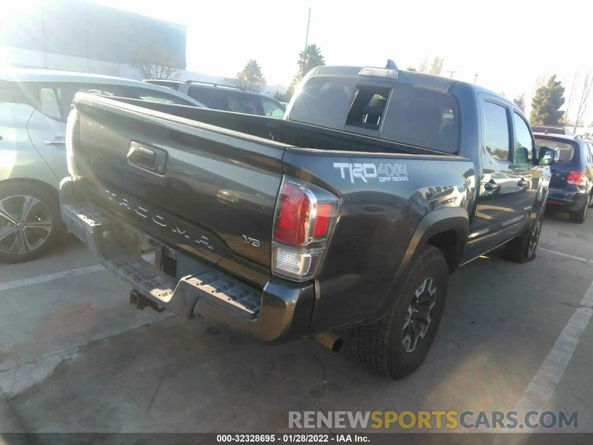 4 Photograph of a damaged car 3TMCZ5AN6LM331984 TOYOTA TACOMA 4WD 2020