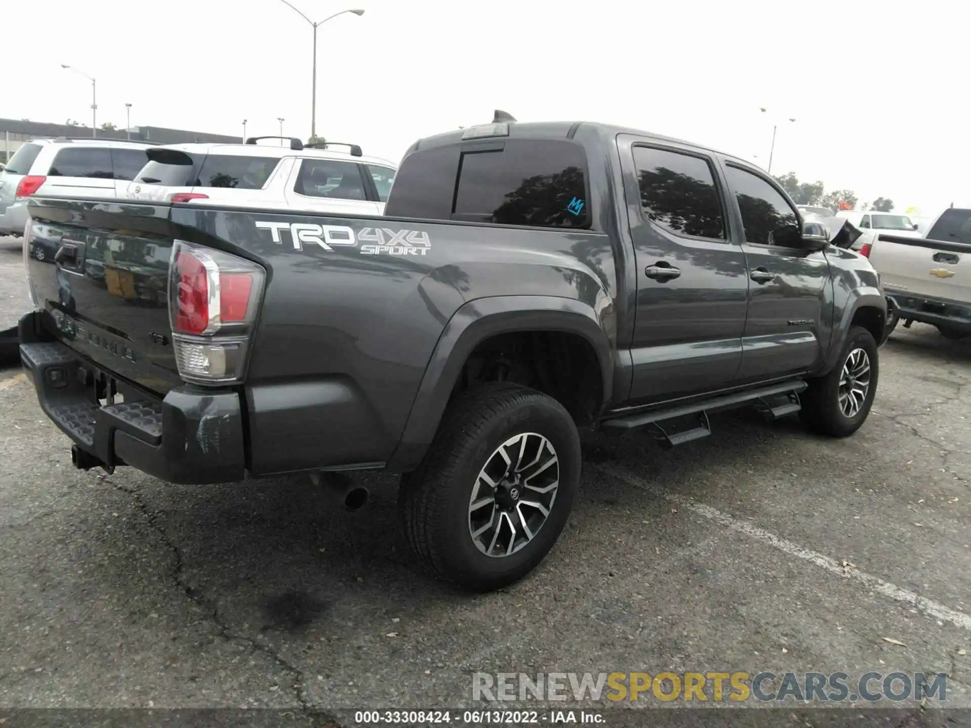 4 Photograph of a damaged car 3TMCZ5AN6LM353354 TOYOTA TACOMA 4WD 2020