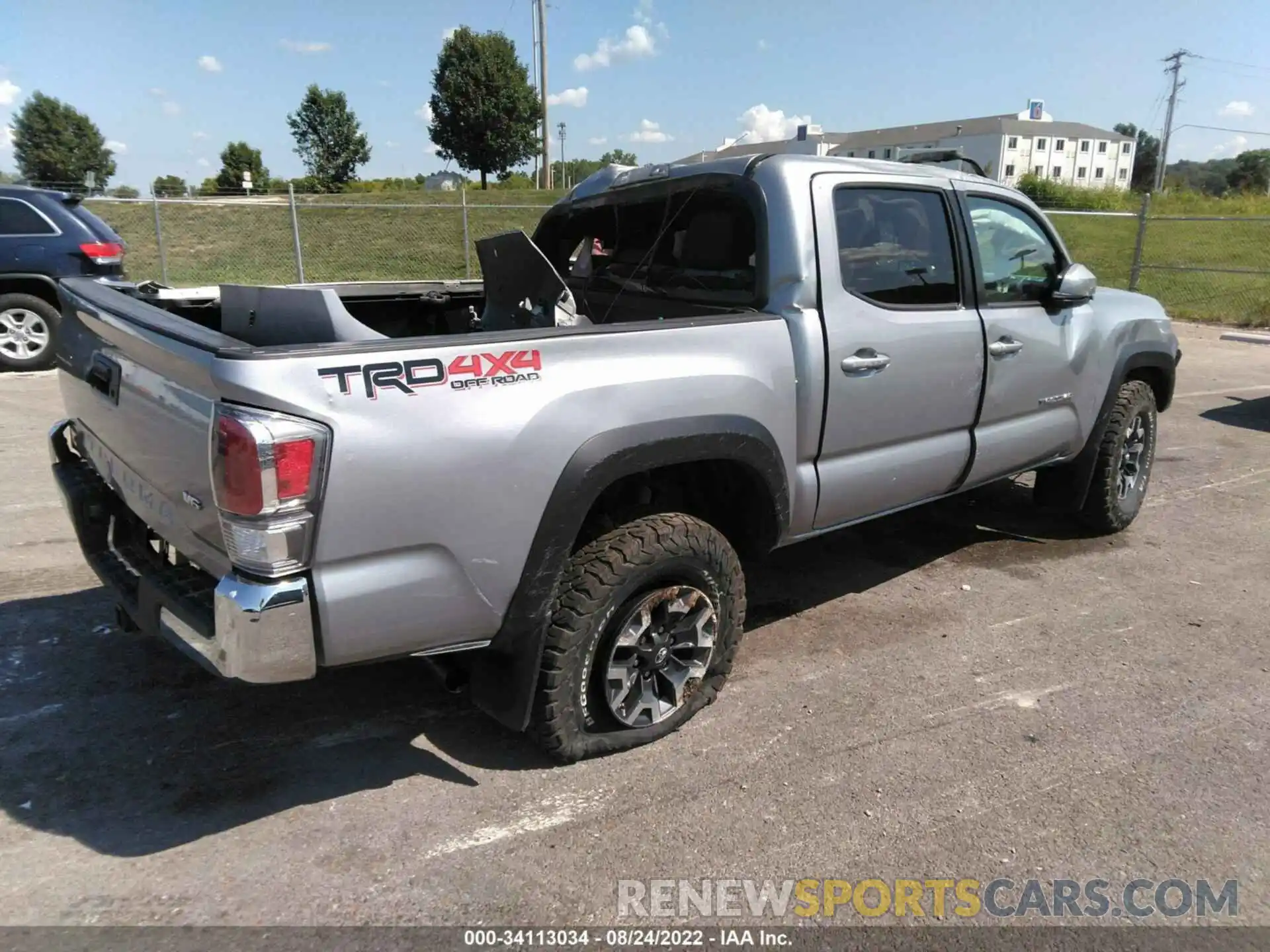 4 Photograph of a damaged car 3TMCZ5AN7LM296131 TOYOTA TACOMA 4WD 2020