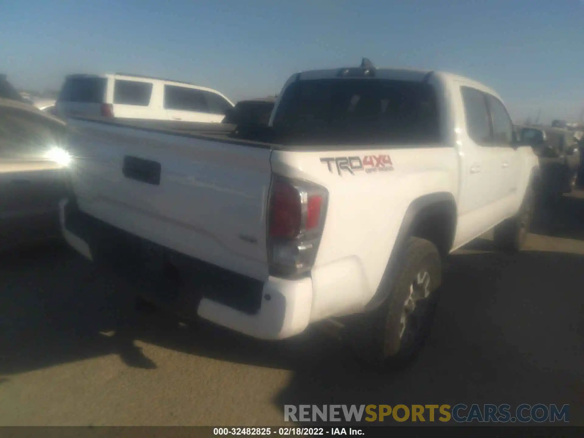 4 Photograph of a damaged car 3TMCZ5AN7LM328771 TOYOTA TACOMA 4WD 2020