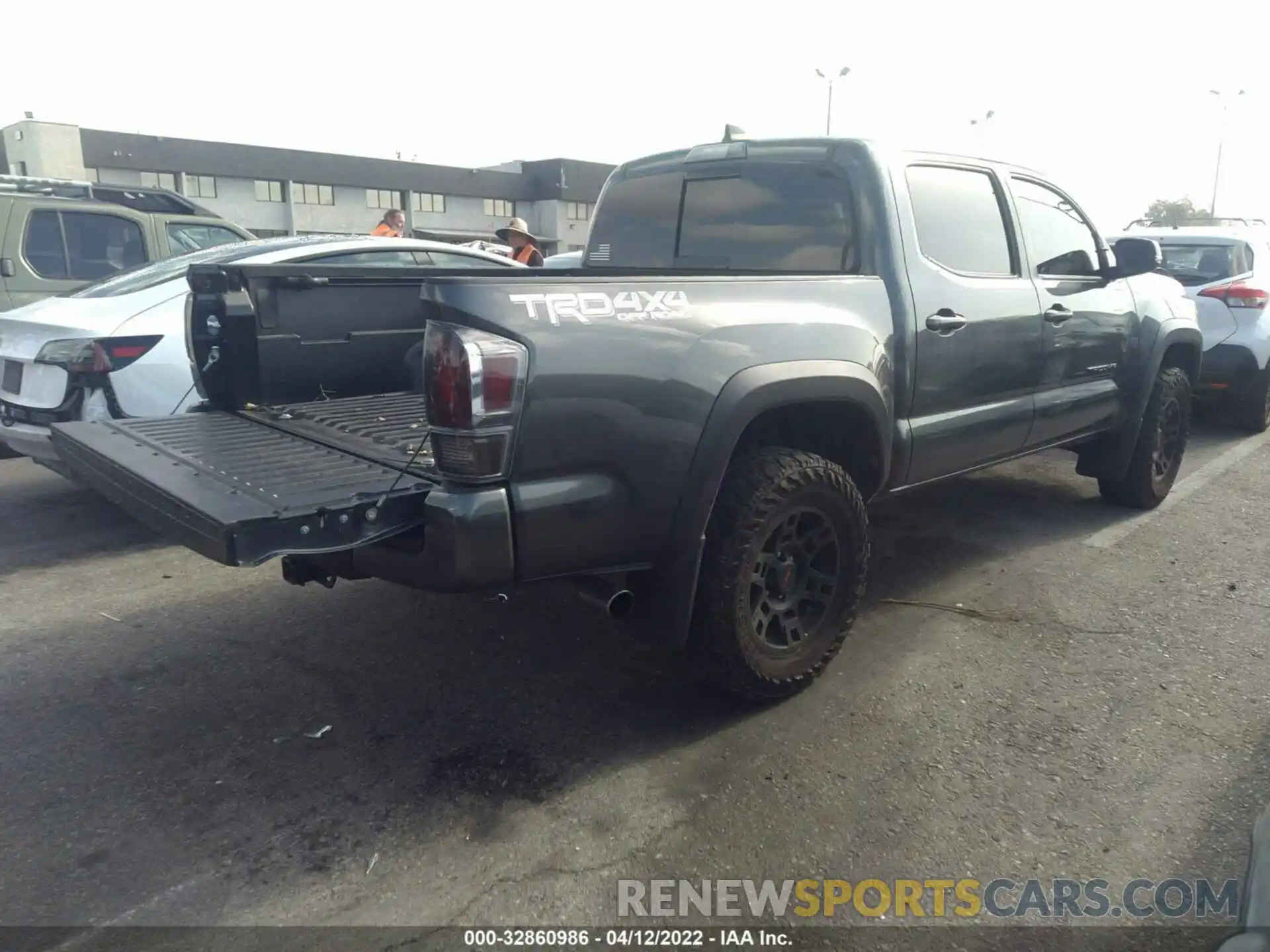 4 Фотография поврежденного автомобиля 3TMCZ5AN7LM335316 TOYOTA TACOMA 4WD 2020