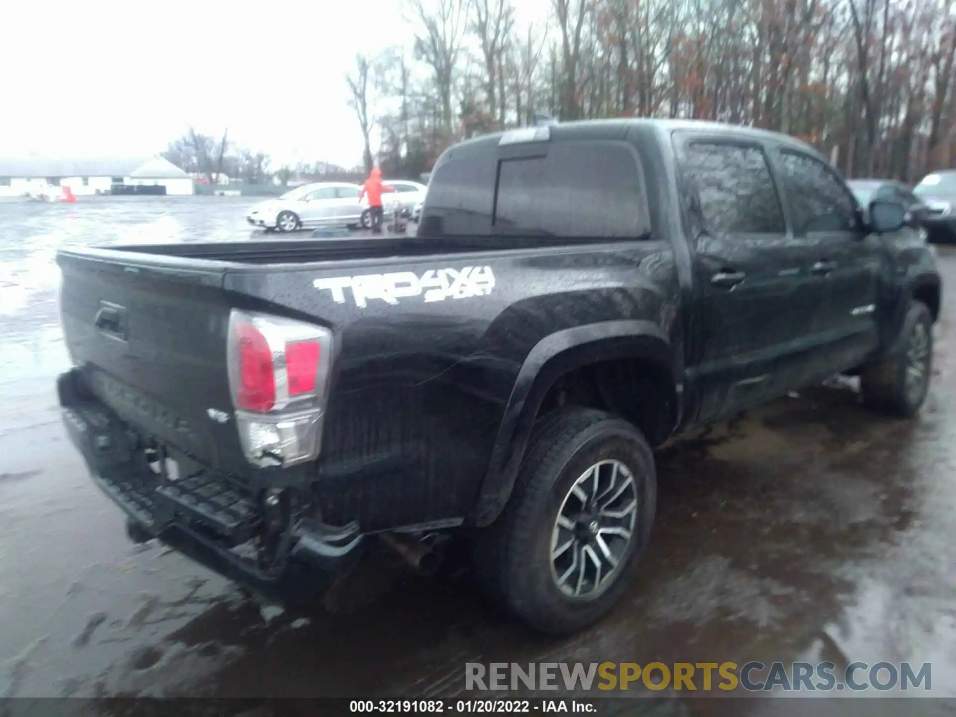 4 Photograph of a damaged car 3TMCZ5AN7LM337602 TOYOTA TACOMA 4WD 2020