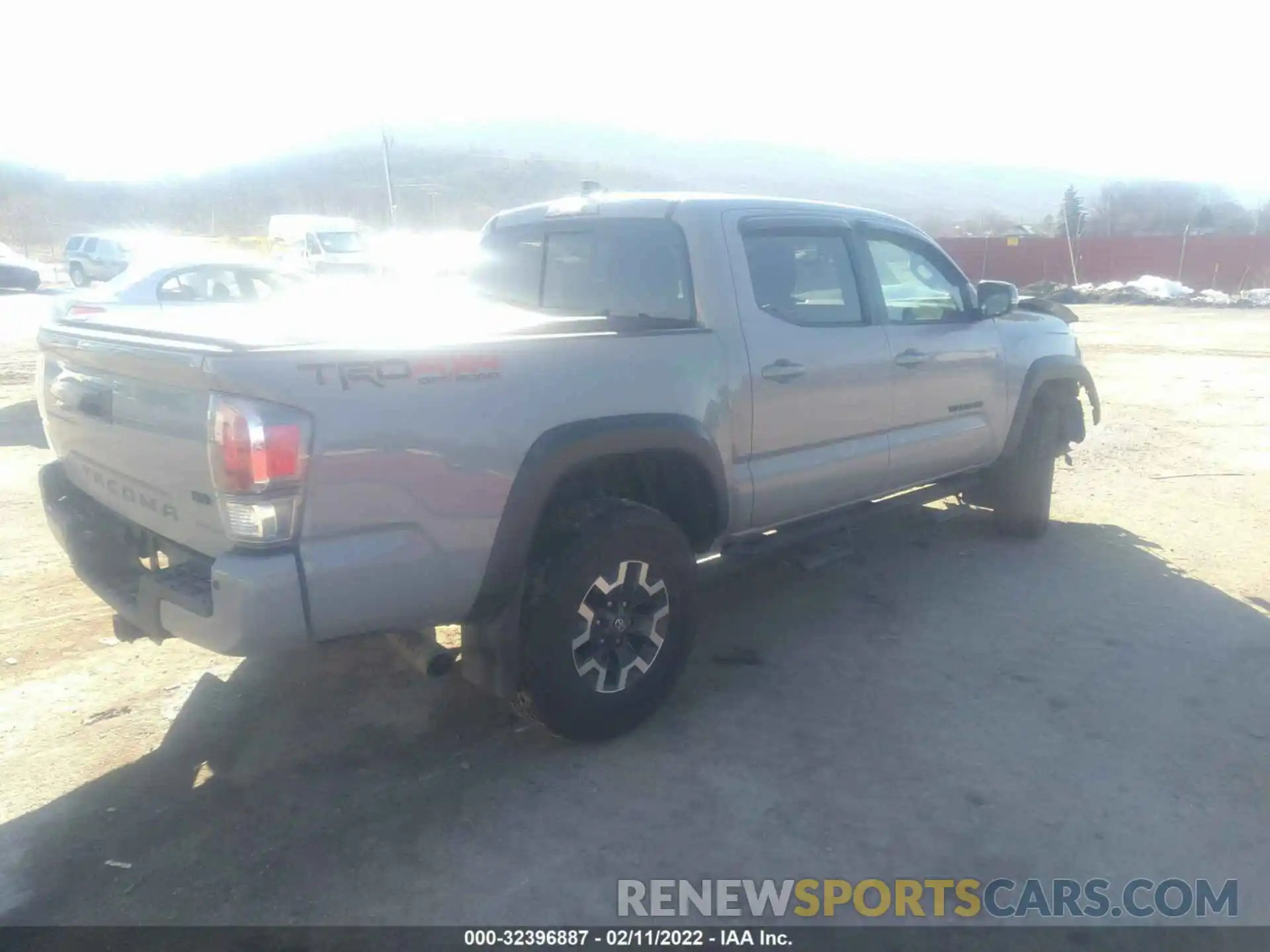 4 Photograph of a damaged car 3TMCZ5AN7LM367117 TOYOTA TACOMA 4WD 2020