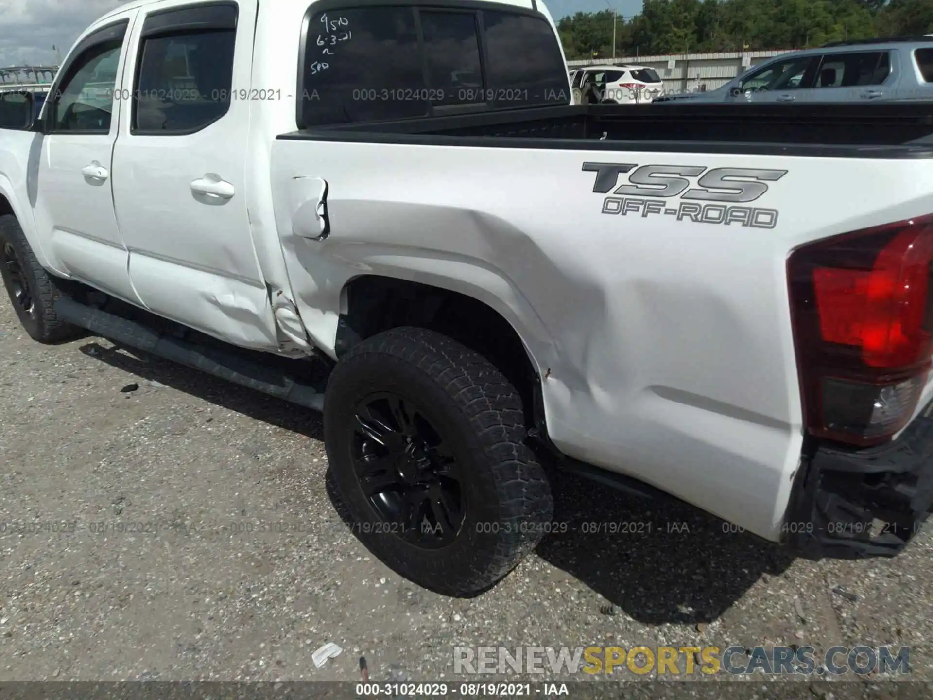 6 Photograph of a damaged car 3TMCZ5AN8LM299510 TOYOTA TACOMA 4WD 2020