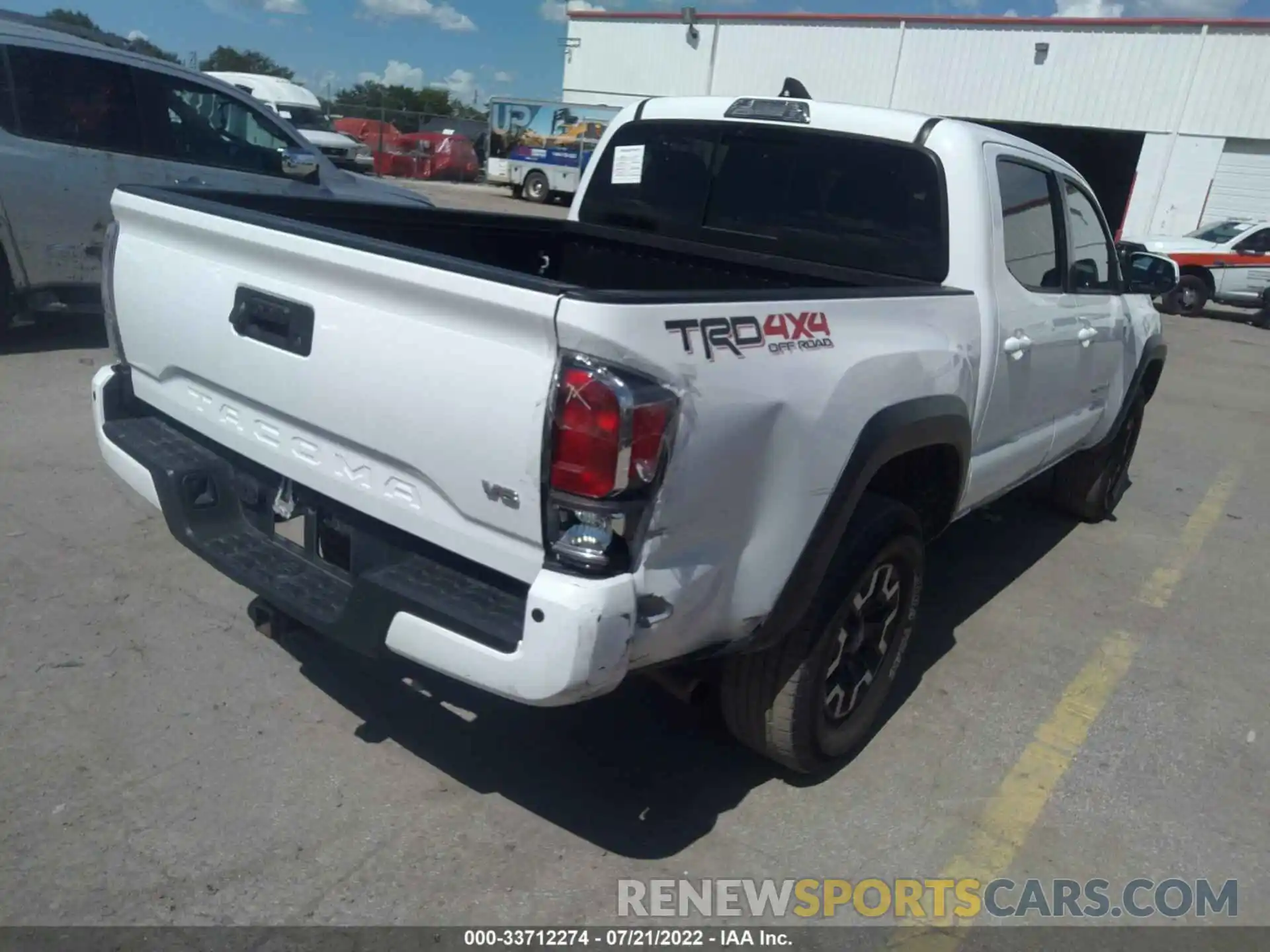 4 Photograph of a damaged car 3TMCZ5AN8LM320470 TOYOTA TACOMA 4WD 2020