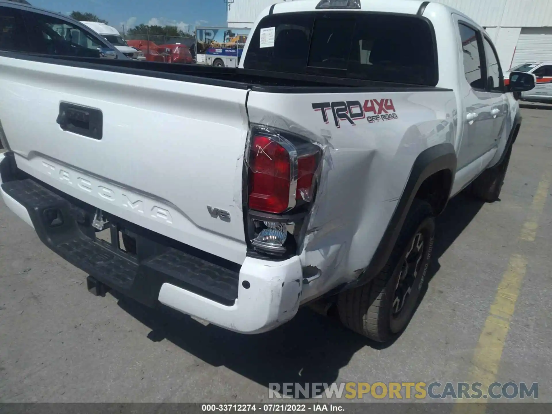 6 Photograph of a damaged car 3TMCZ5AN8LM320470 TOYOTA TACOMA 4WD 2020