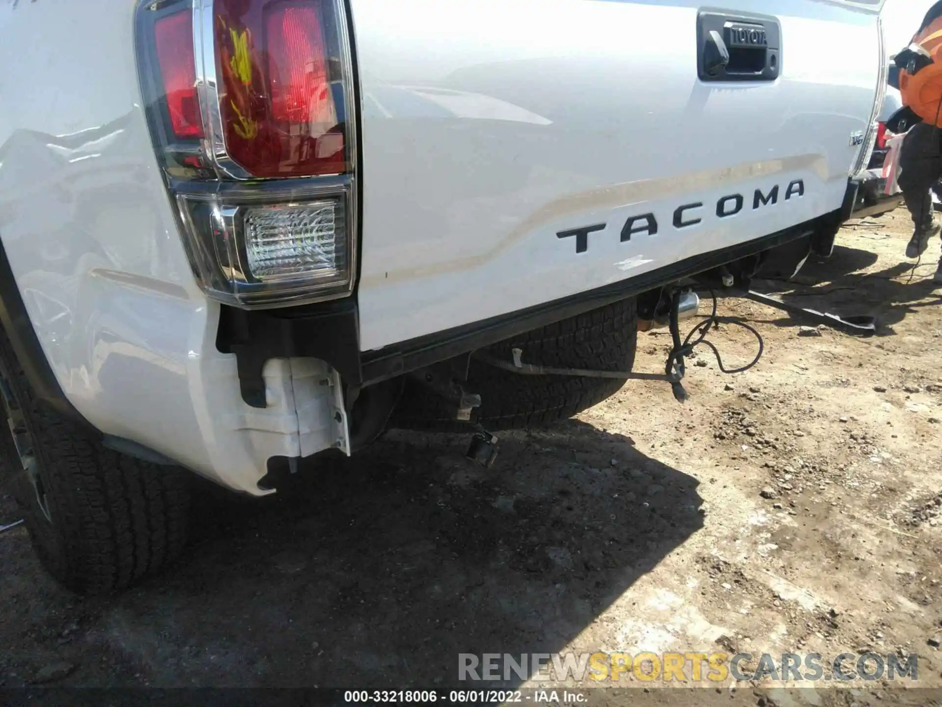 6 Photograph of a damaged car 3TMCZ5AN8LM348043 TOYOTA TACOMA 4WD 2020