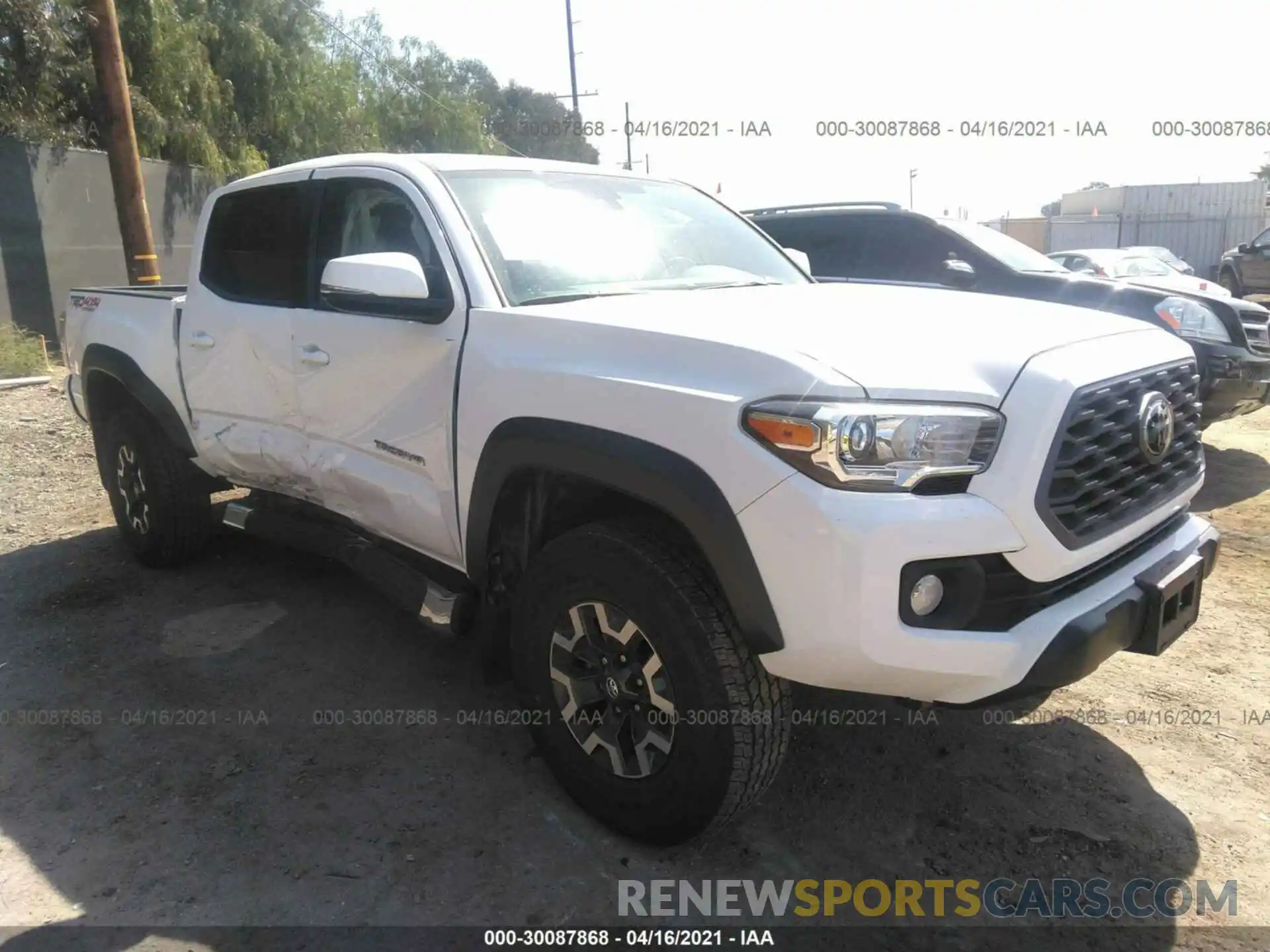 1 Photograph of a damaged car 3TMCZ5AN9LM313382 TOYOTA TACOMA 4WD 2020