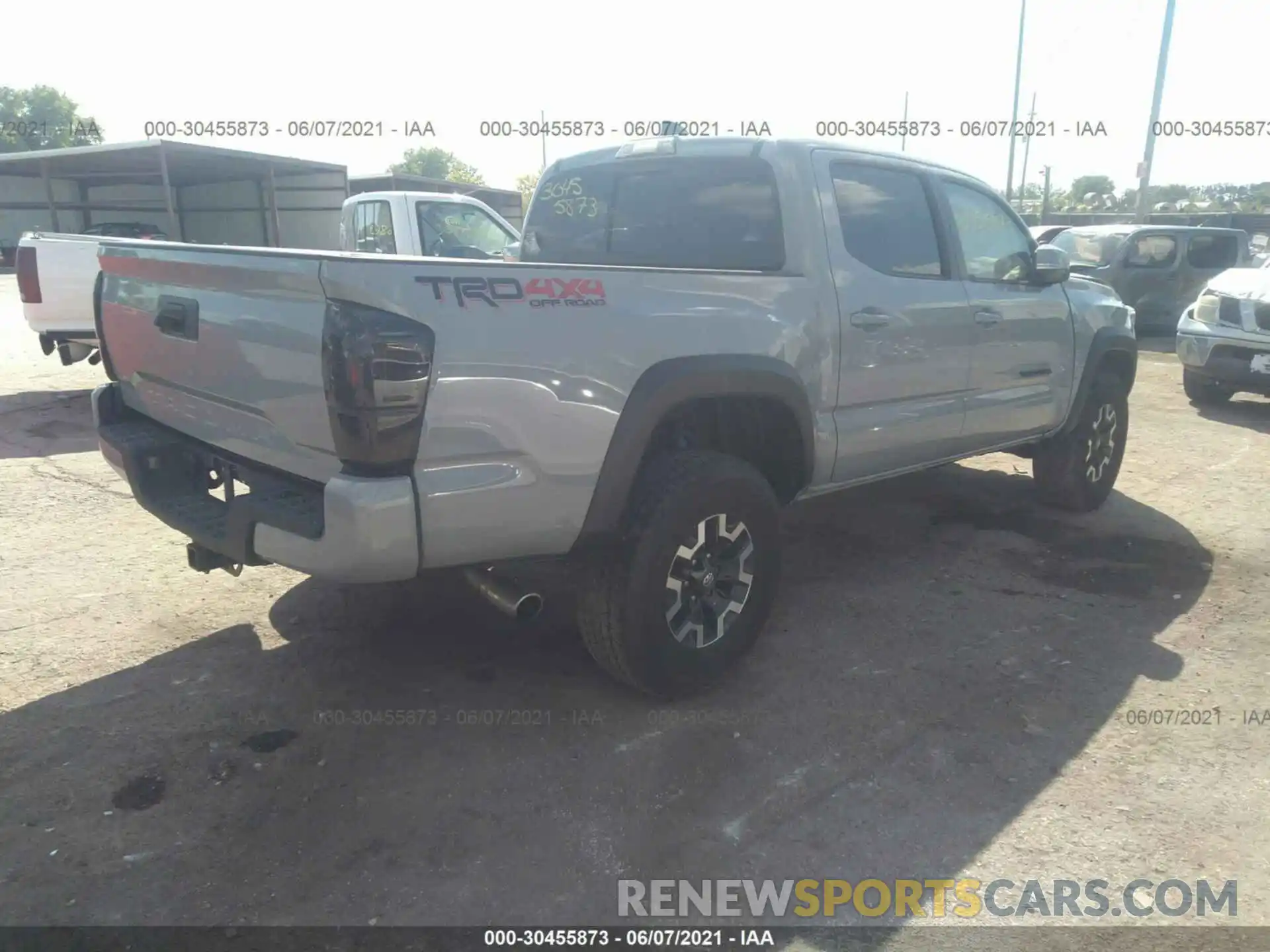 4 Photograph of a damaged car 3TMCZ5AN9LM325516 TOYOTA TACOMA 4WD 2020