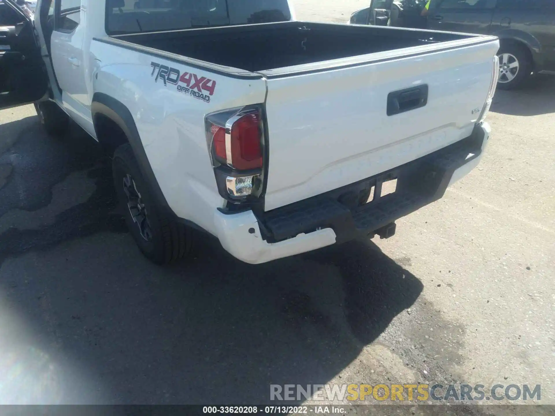 6 Photograph of a damaged car 3TMCZ5AN9LM333549 TOYOTA TACOMA 4WD 2020