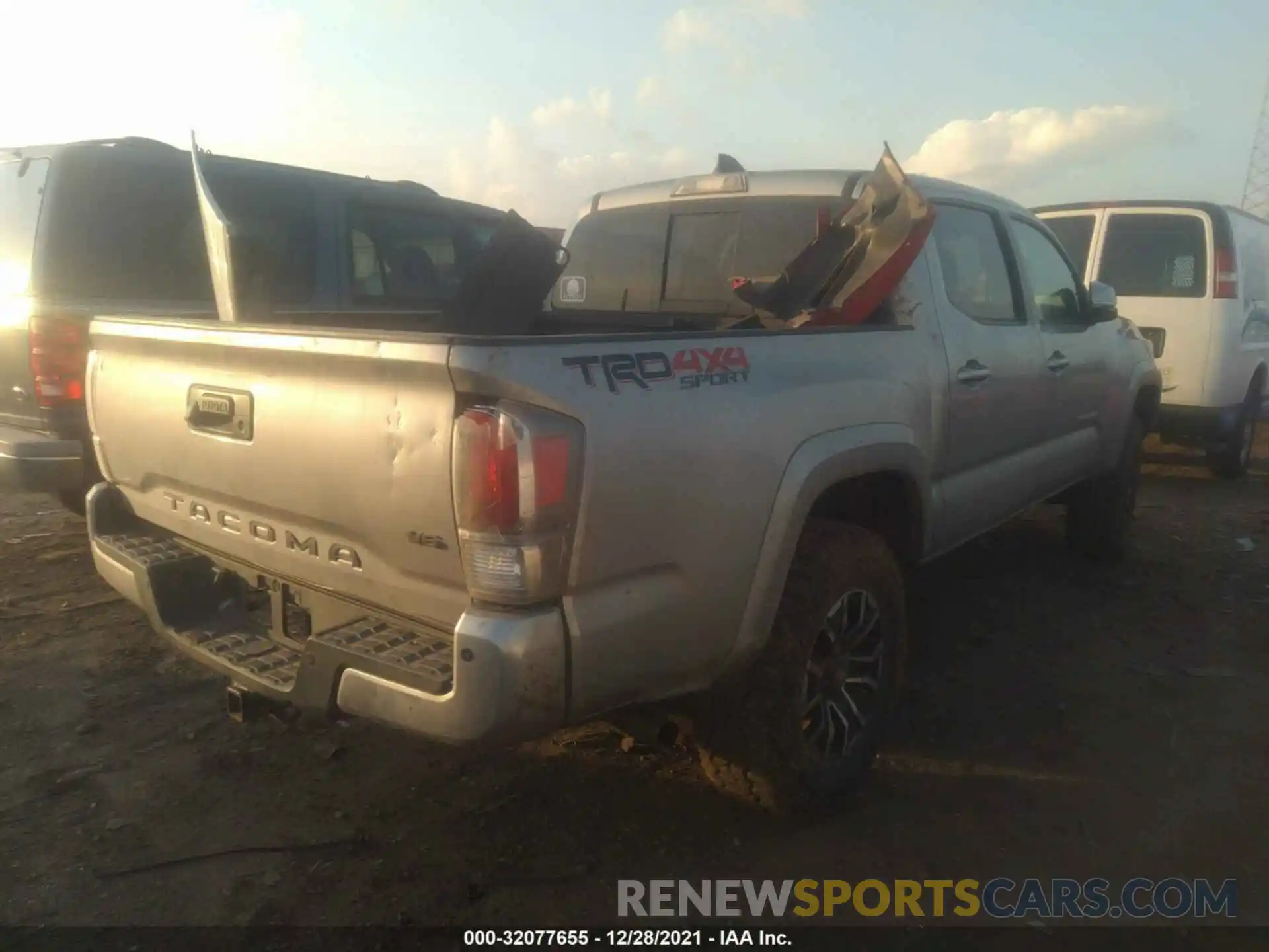 4 Photograph of a damaged car 3TMCZ5AN9LM353543 TOYOTA TACOMA 4WD 2020