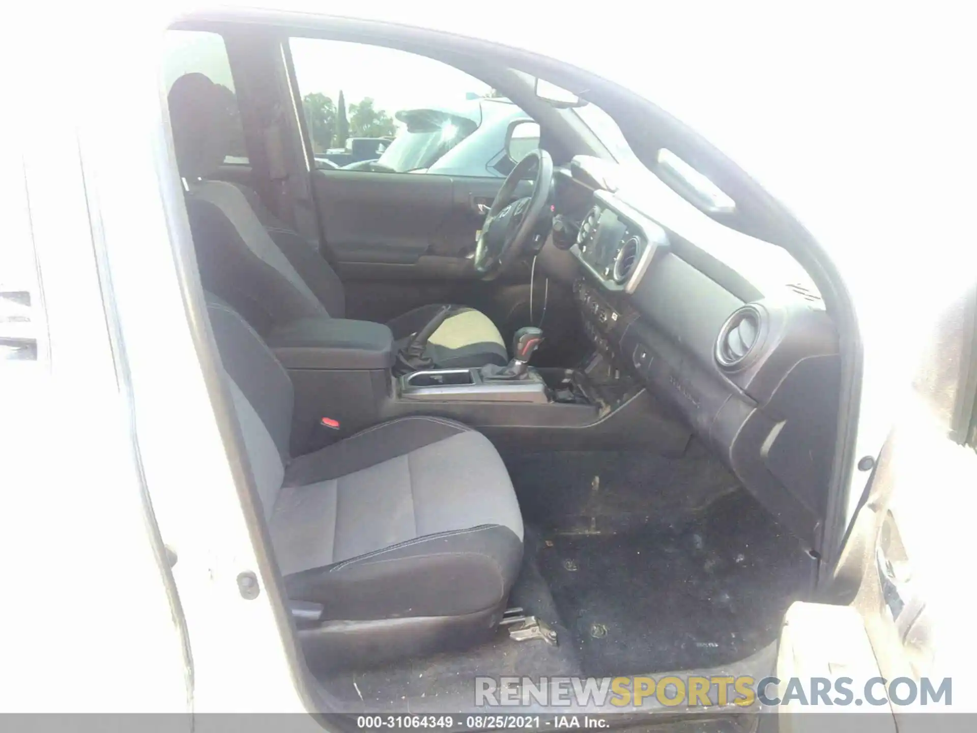 5 Photograph of a damaged car 3TMCZ5AN9LM360833 TOYOTA TACOMA 4WD 2020