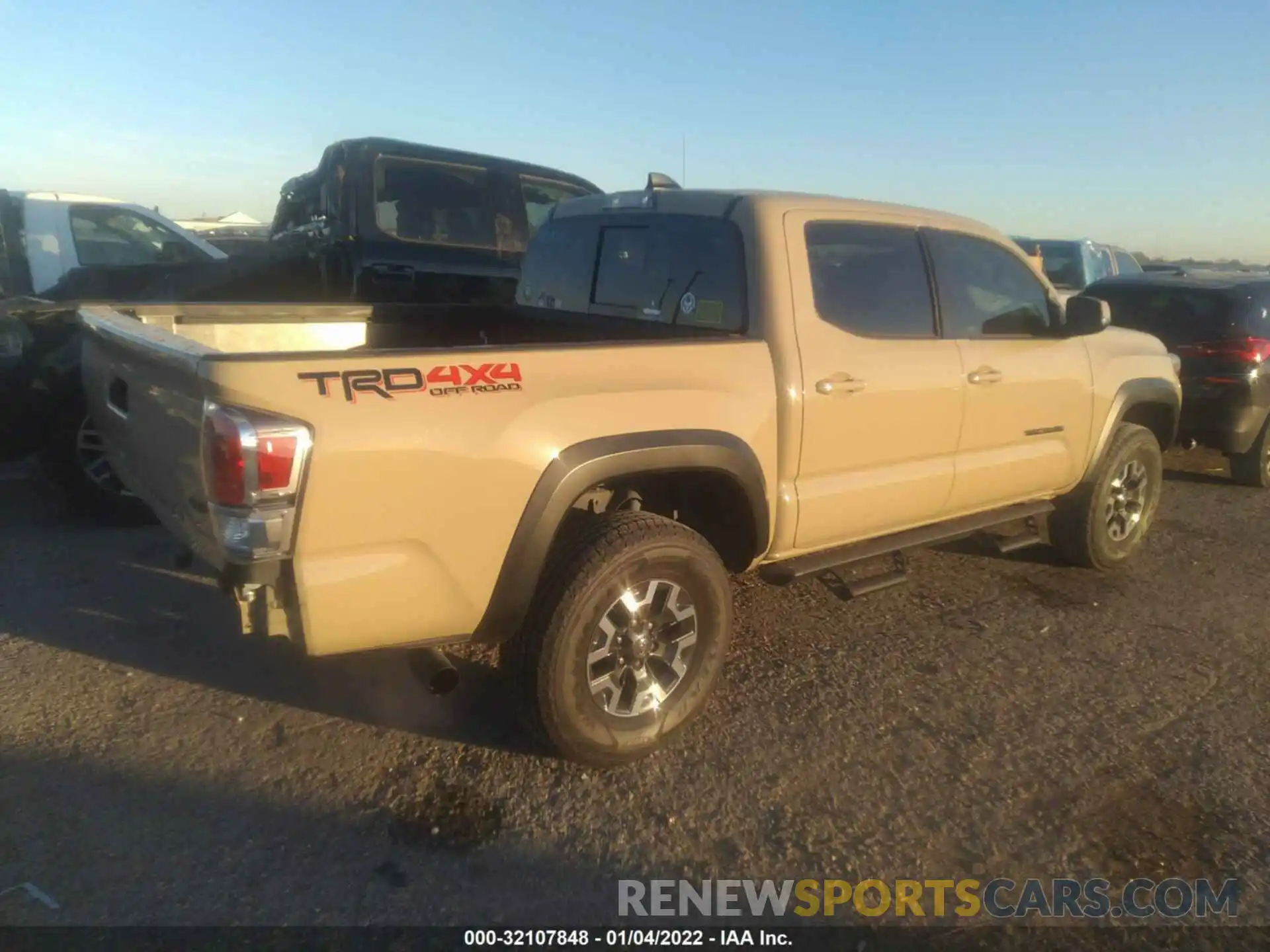 4 Фотография поврежденного автомобиля 3TMCZ5ANXLM317764 TOYOTA TACOMA 4WD 2020