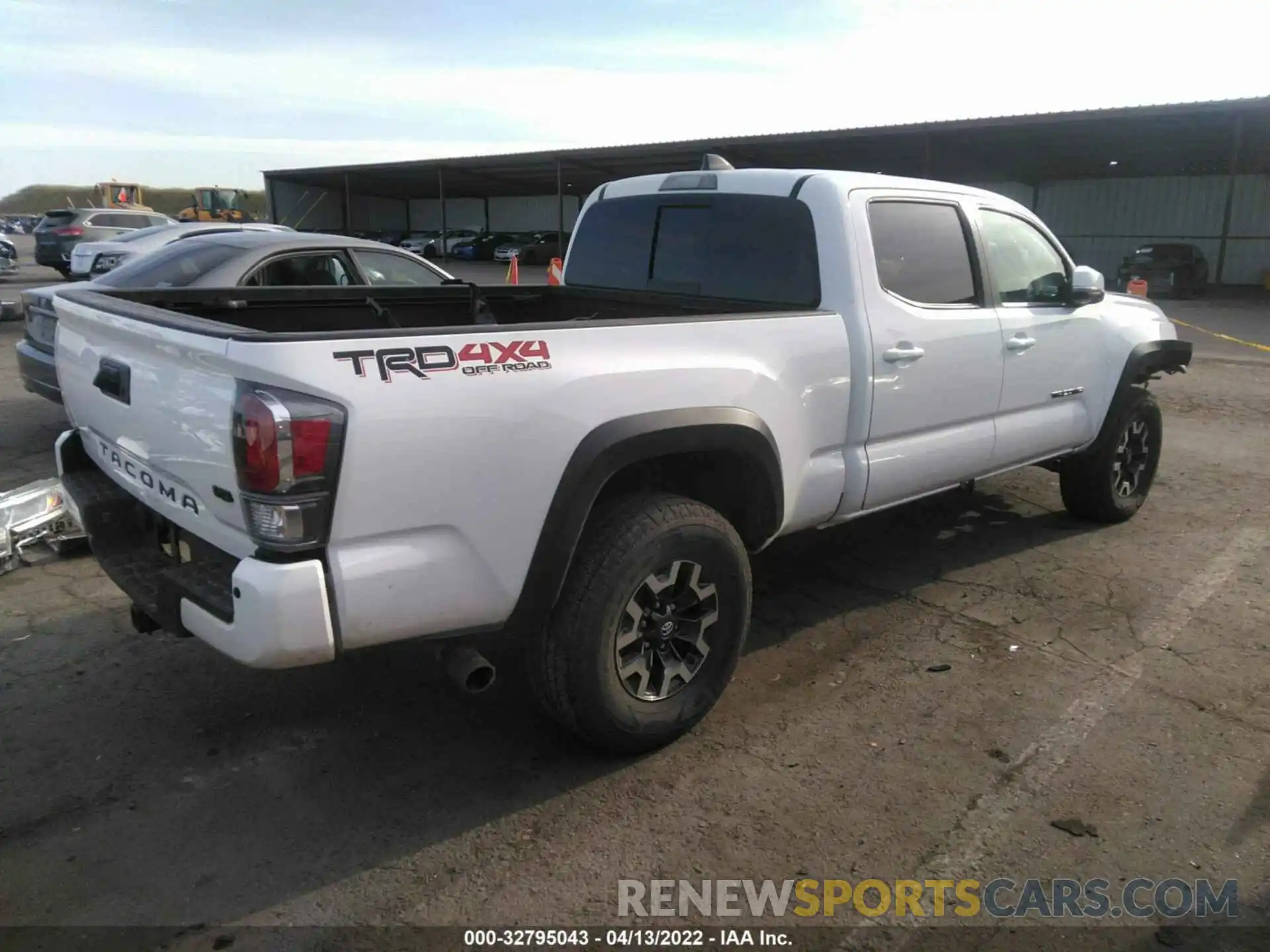 4 Фотография поврежденного автомобиля 3TMDZ5BN7LM085997 TOYOTA TACOMA 4WD 2020