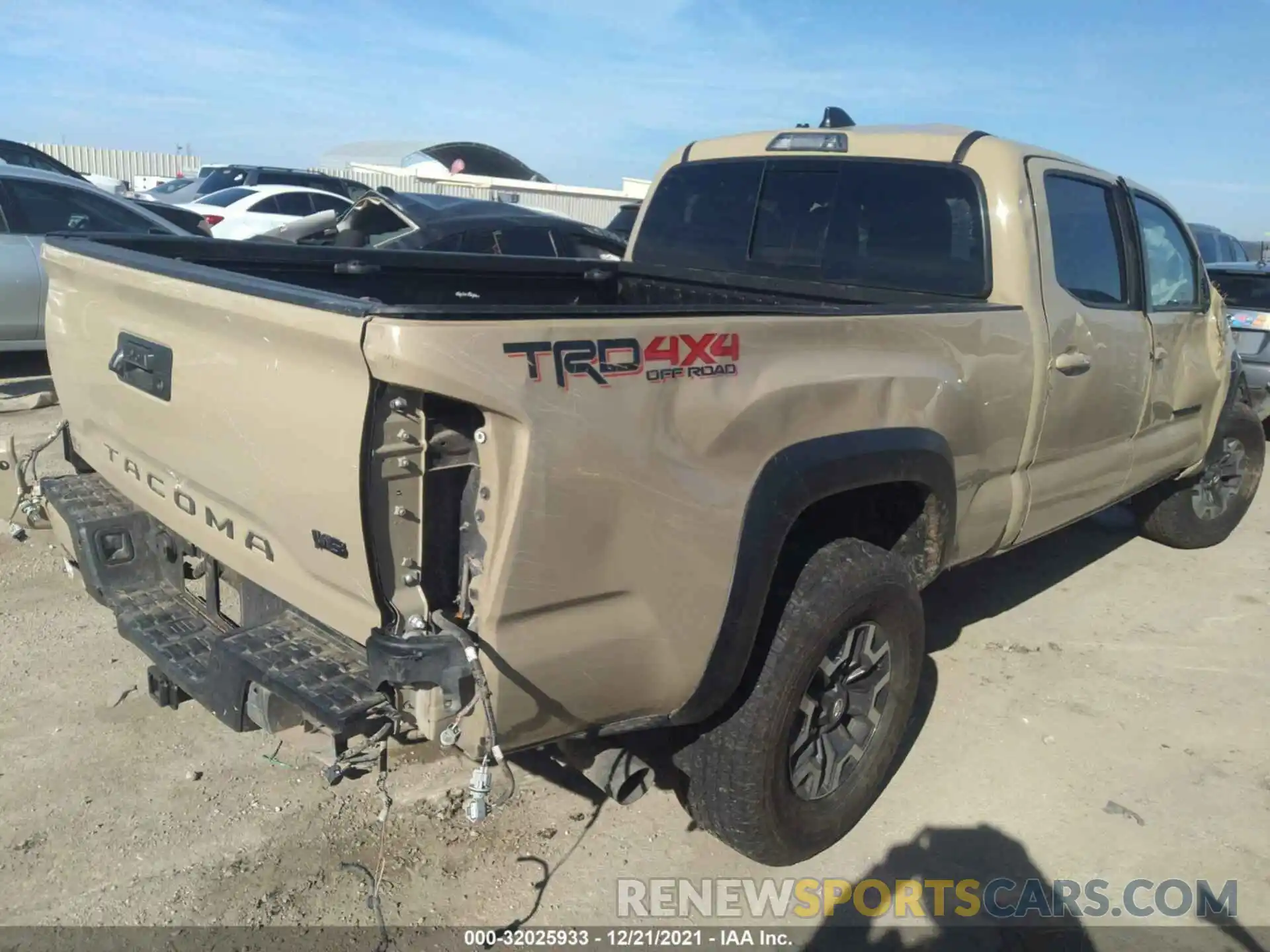 4 Photograph of a damaged car 3TMDZ5BN8LM082087 TOYOTA TACOMA 4WD 2020