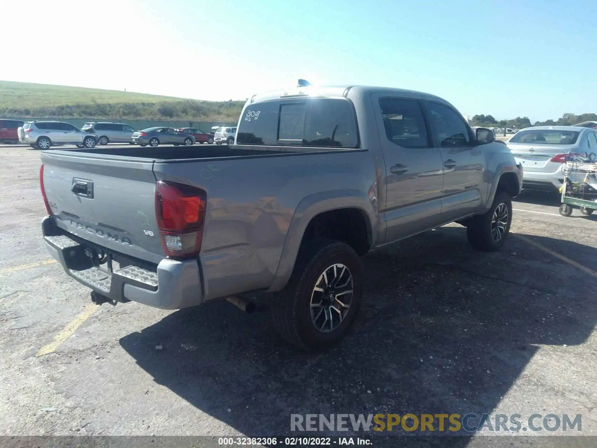 4 Photograph of a damaged car 3TYCZ5AN6LT003016 TOYOTA TACOMA 4WD 2020