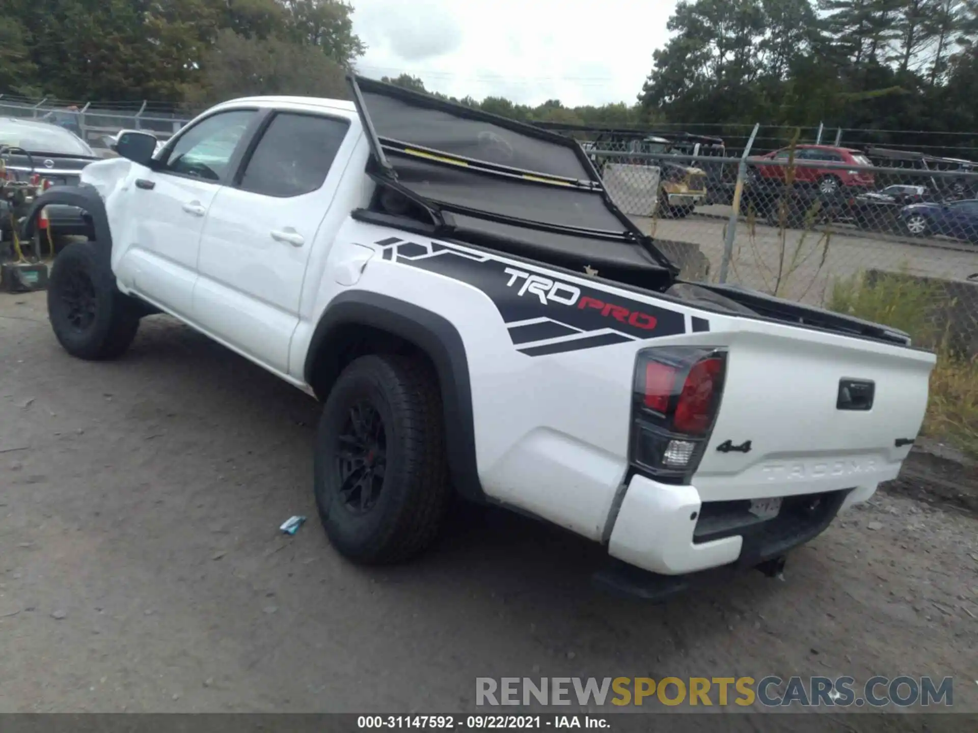 3 Фотография поврежденного автомобиля 5TFCZ5AN0LX217781 TOYOTA TACOMA 4WD 2020