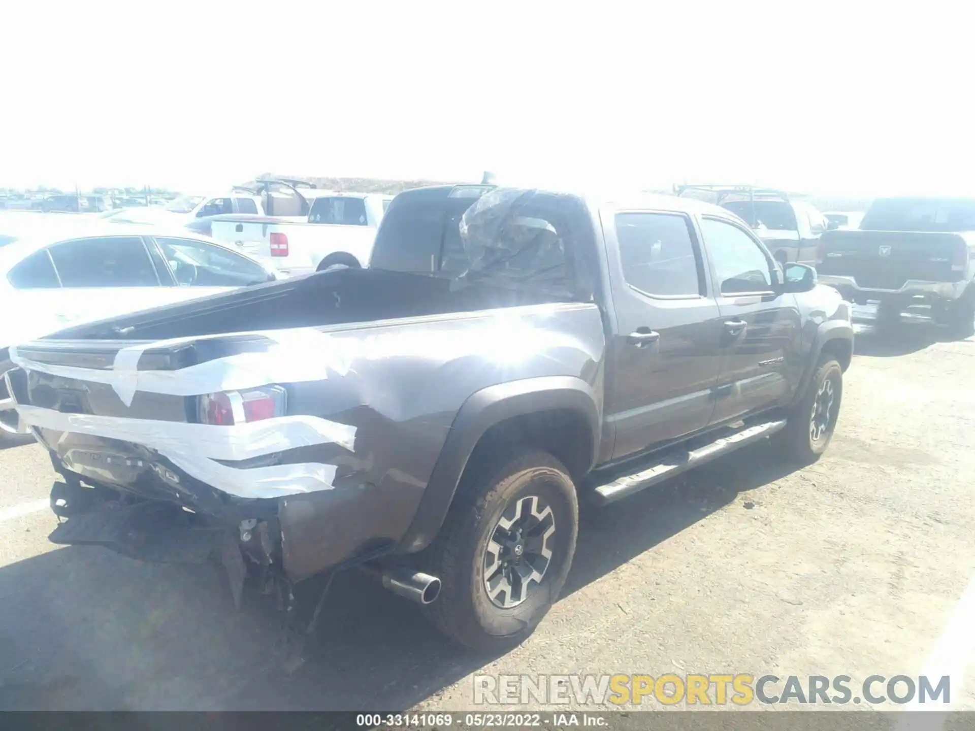 4 Photograph of a damaged car 5TFCZ5AN0LX224083 TOYOTA TACOMA 4WD 2020