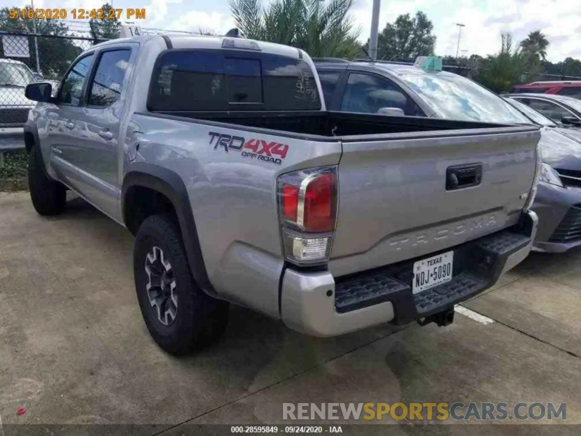 13 Photograph of a damaged car 5TFCZ5AN0LX230756 TOYOTA TACOMA 4WD 2020