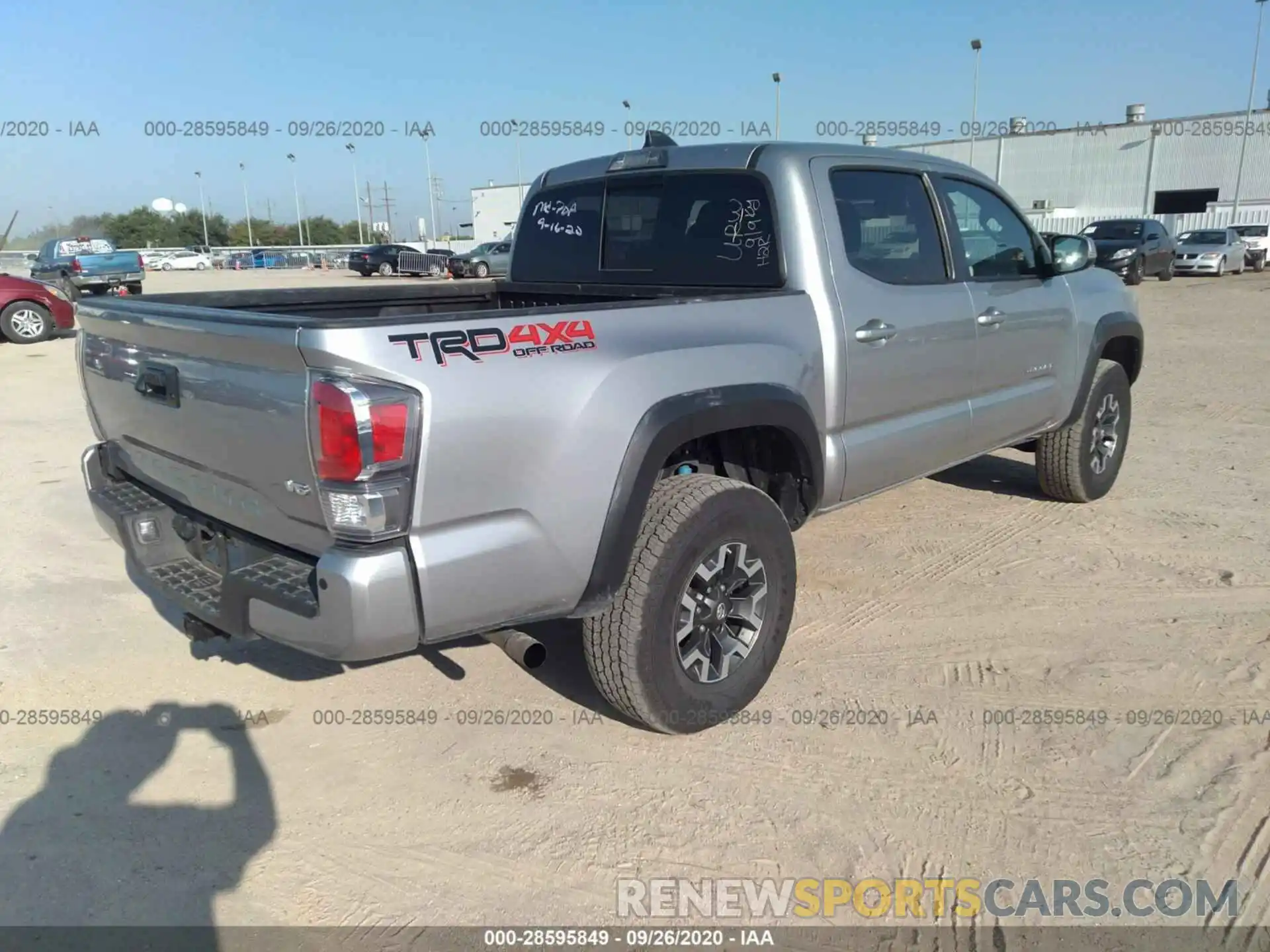 4 Фотография поврежденного автомобиля 5TFCZ5AN0LX230756 TOYOTA TACOMA 4WD 2020