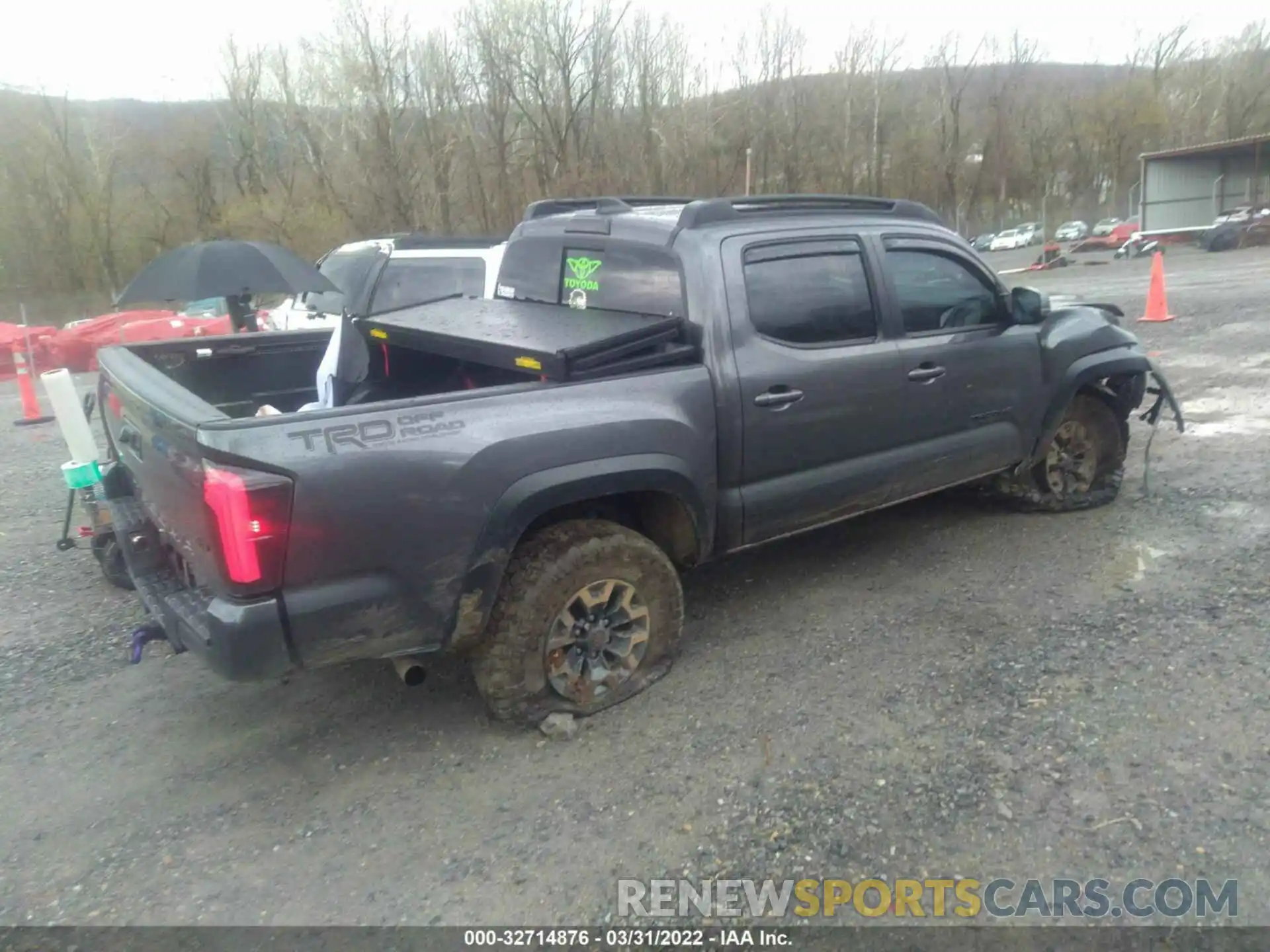 4 Фотография поврежденного автомобиля 5TFCZ5AN0LX235486 TOYOTA TACOMA 4WD 2020