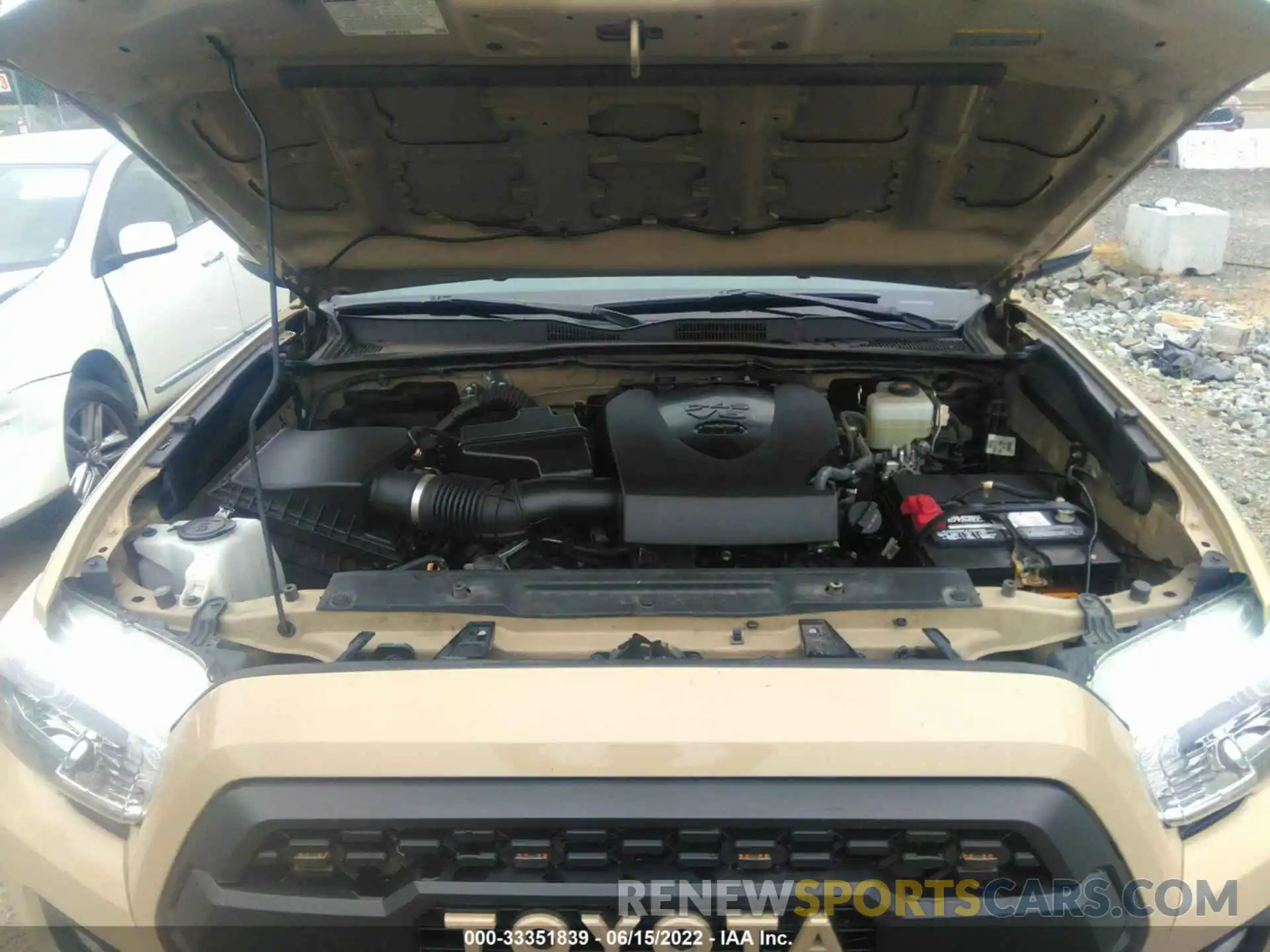 10 Photograph of a damaged car 5TFCZ5AN0LX235732 TOYOTA TACOMA 4WD 2020