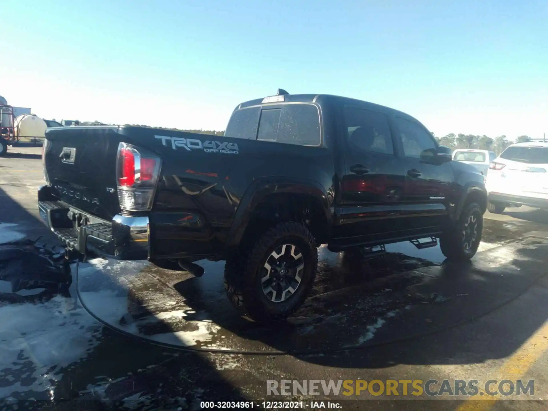 4 Photograph of a damaged car 5TFCZ5AN0LX237853 TOYOTA TACOMA 4WD 2020