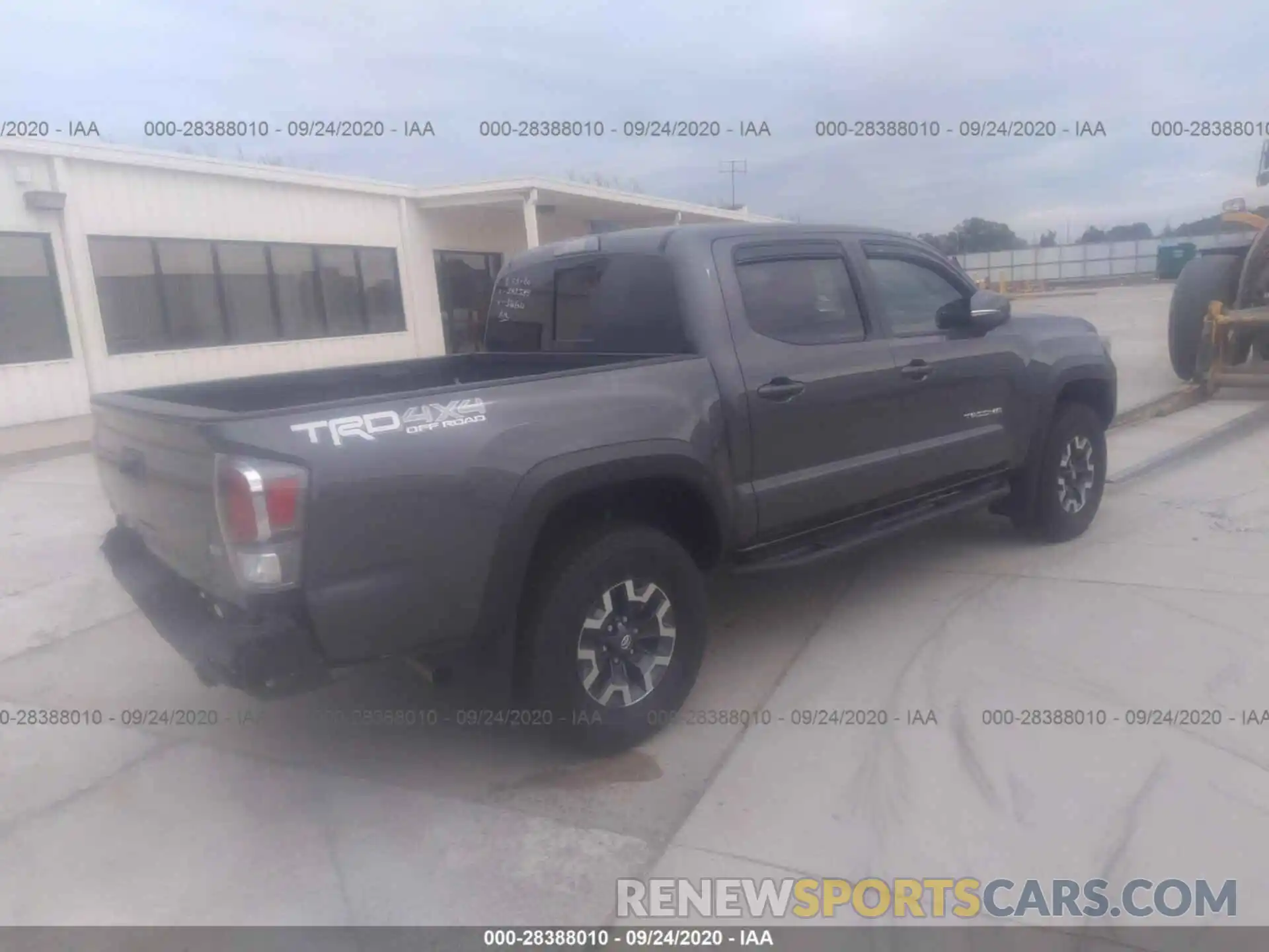 4 Photograph of a damaged car 5TFCZ5AN1LX213660 TOYOTA TACOMA 4WD 2020