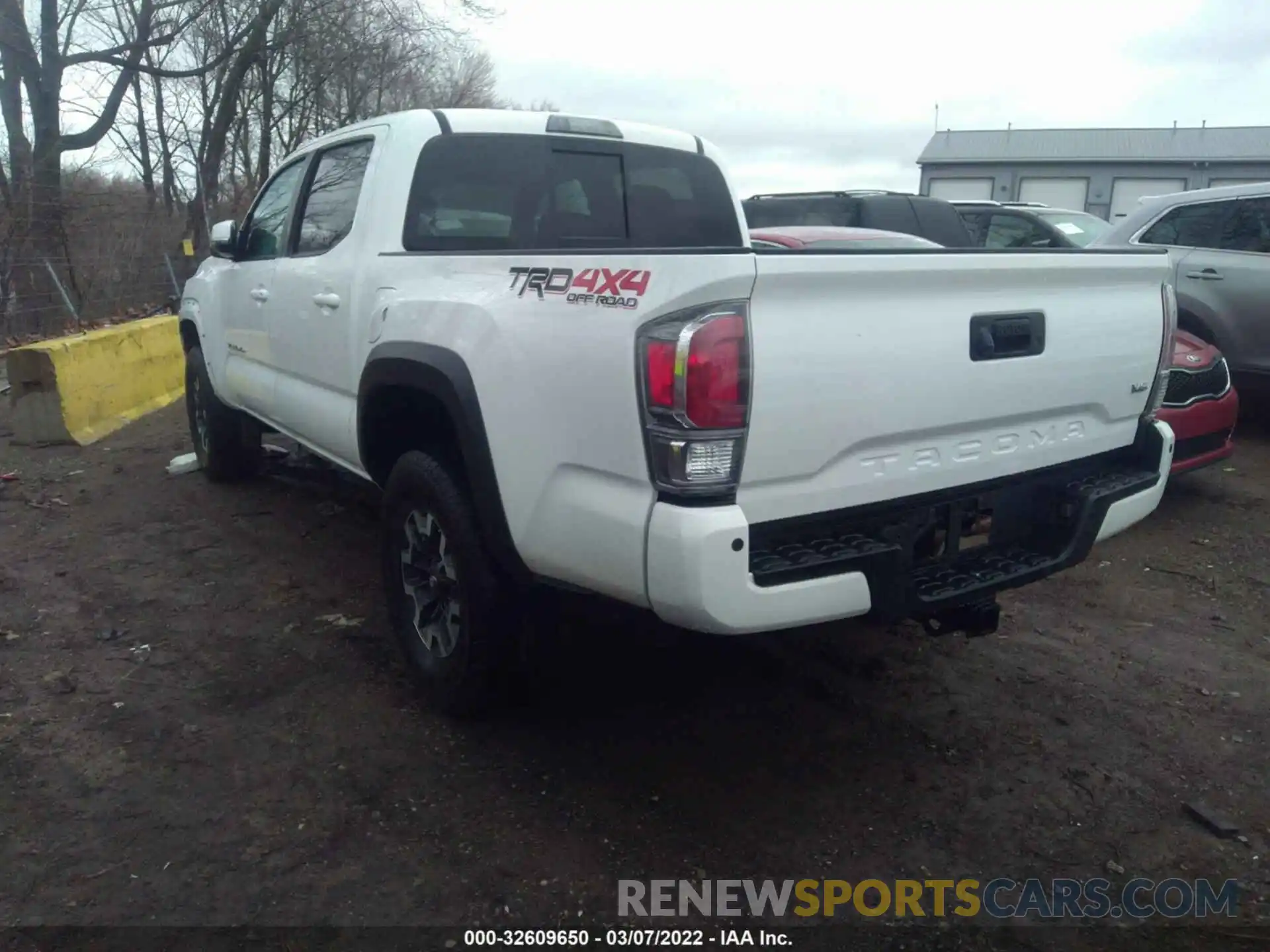 3 Photograph of a damaged car 5TFCZ5AN1LX230099 TOYOTA TACOMA 4WD 2020