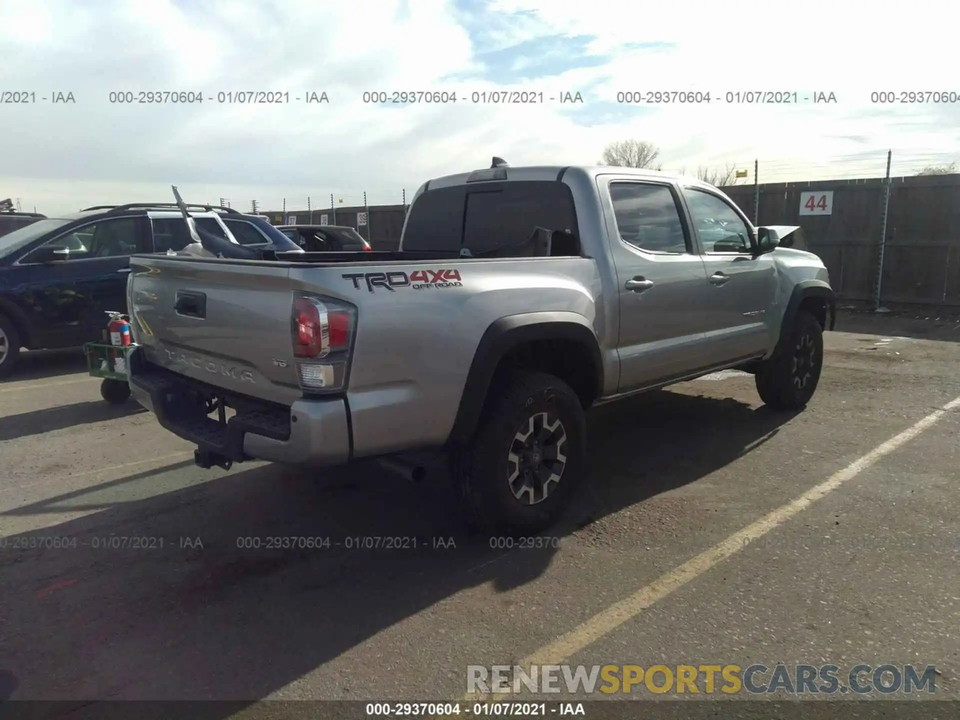 4 Фотография поврежденного автомобиля 5TFCZ5AN1LX242592 TOYOTA TACOMA 4WD 2020