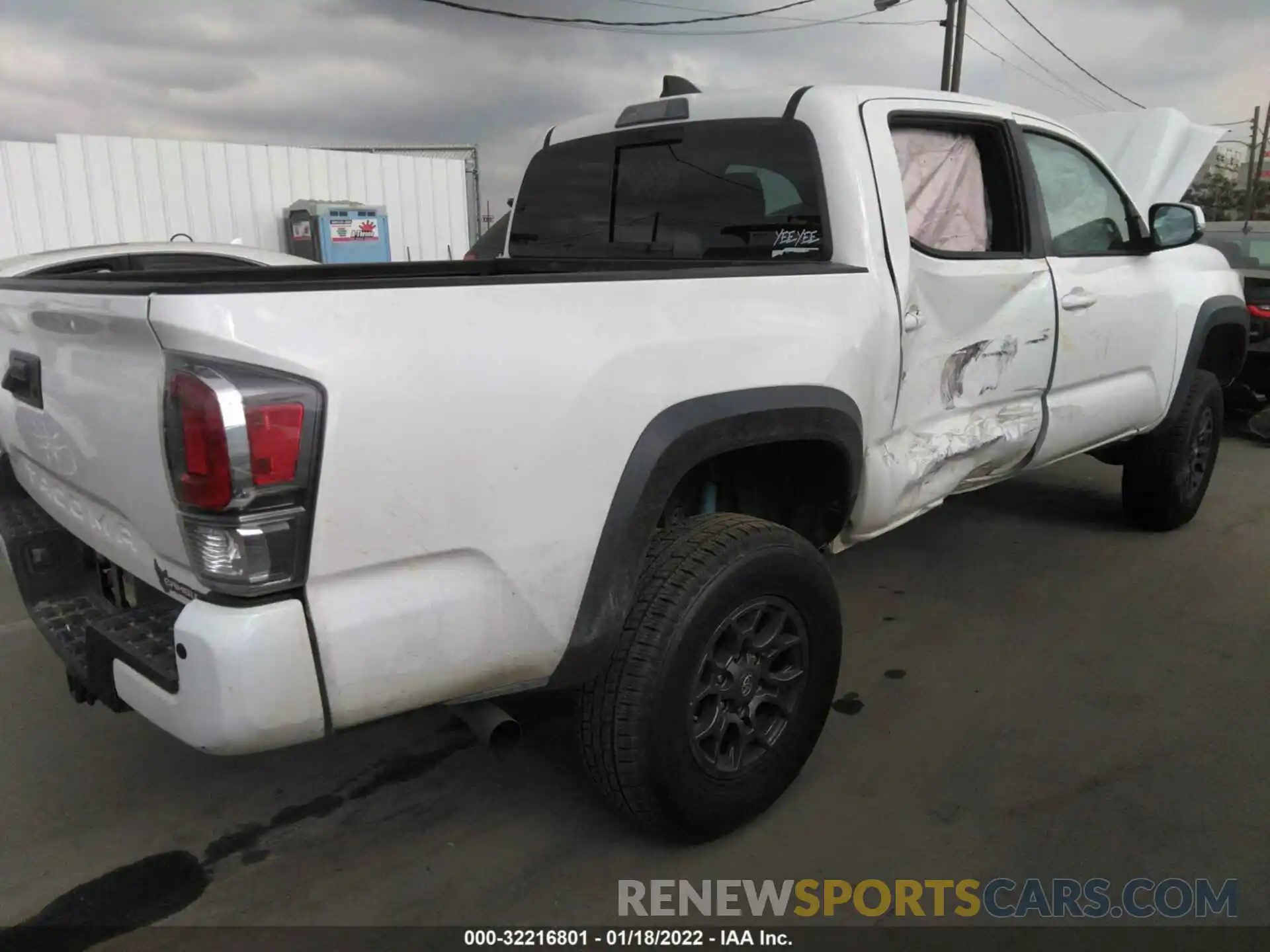 4 Photograph of a damaged car 5TFCZ5AN2LX230709 TOYOTA TACOMA 4WD 2020