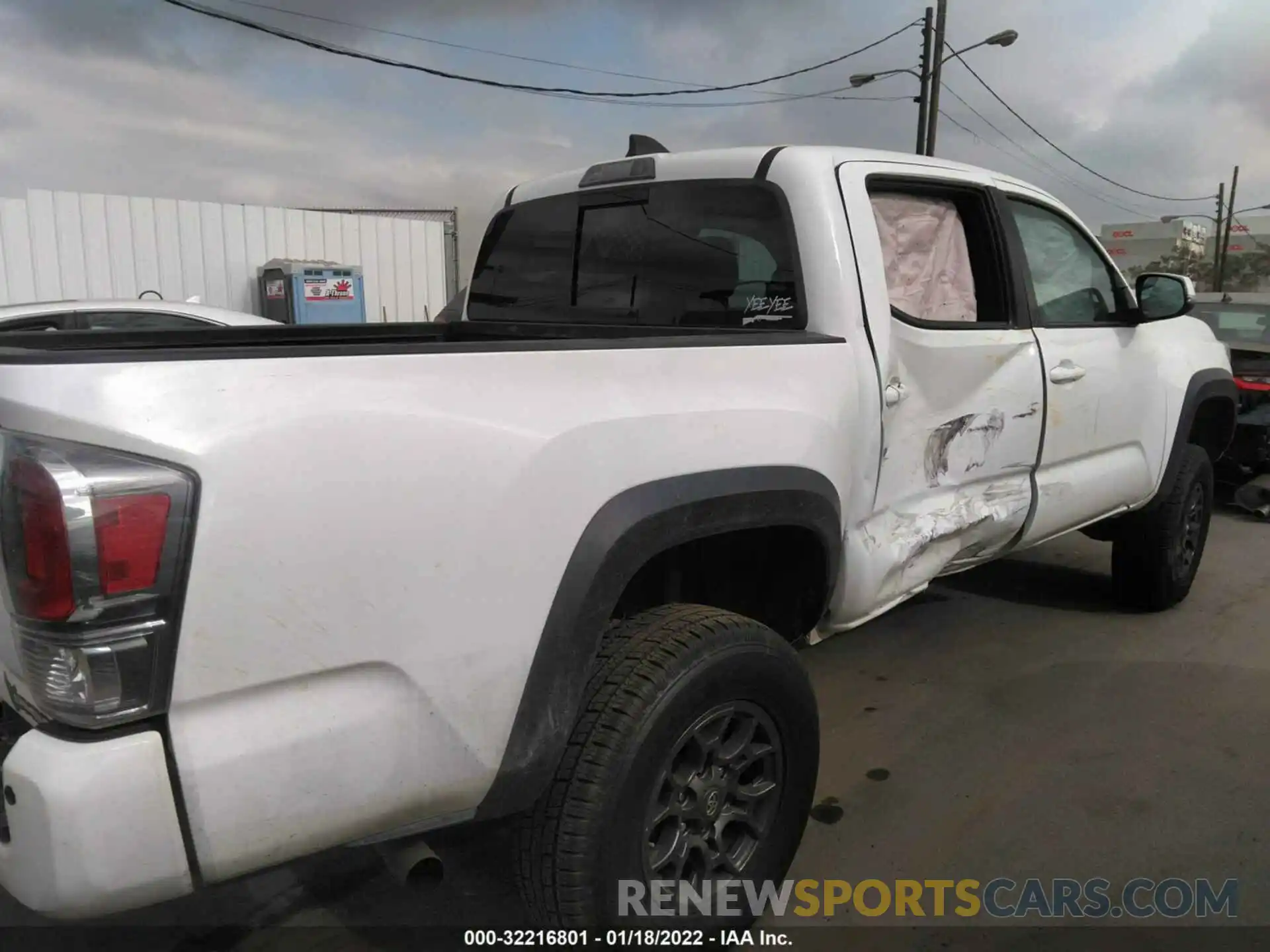 6 Photograph of a damaged car 5TFCZ5AN2LX230709 TOYOTA TACOMA 4WD 2020