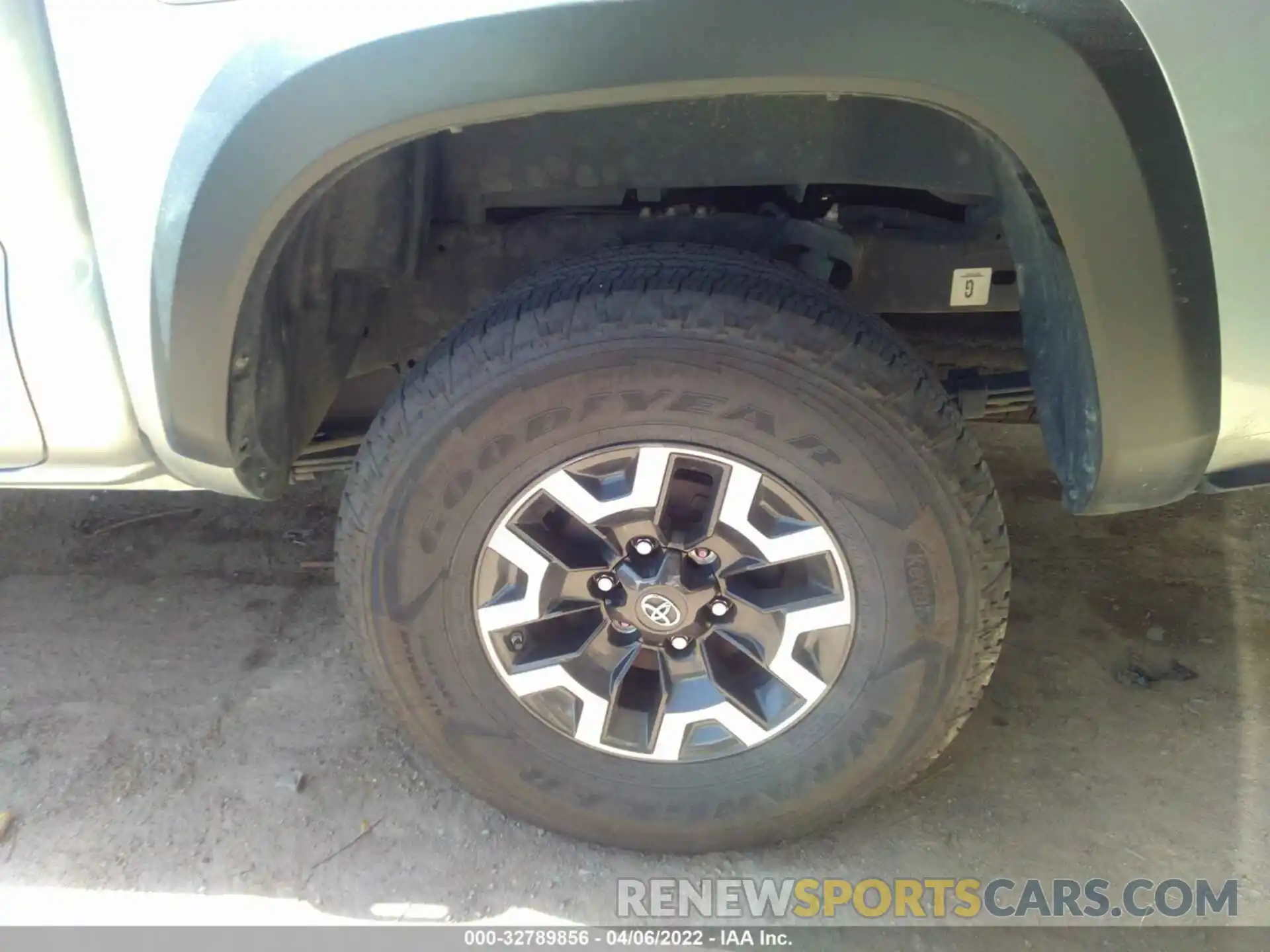 13 Photograph of a damaged car 5TFCZ5AN2LX231309 TOYOTA TACOMA 4WD 2020