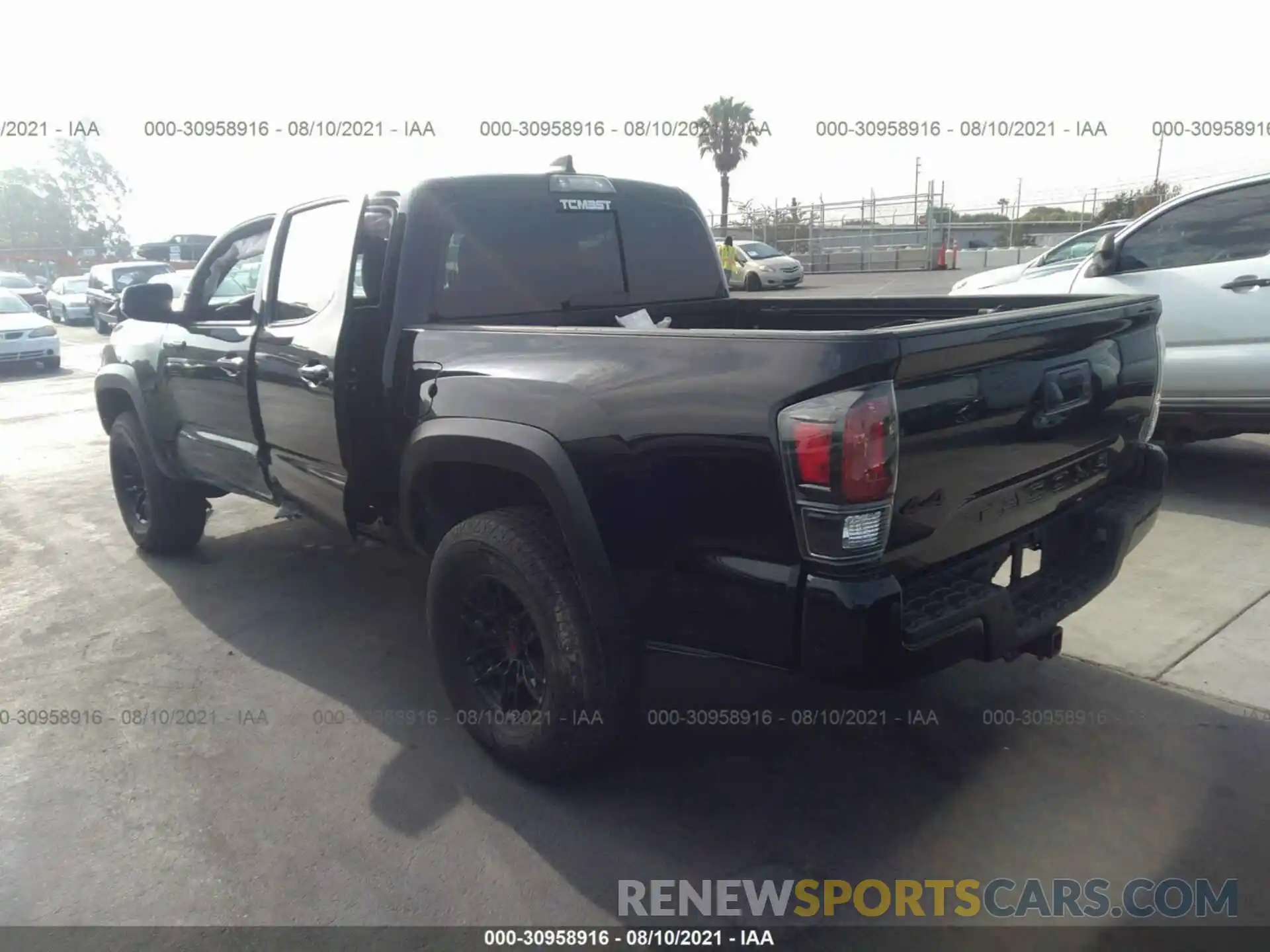 3 Фотография поврежденного автомобиля 5TFCZ5AN2LX233593 TOYOTA TACOMA 4WD 2020