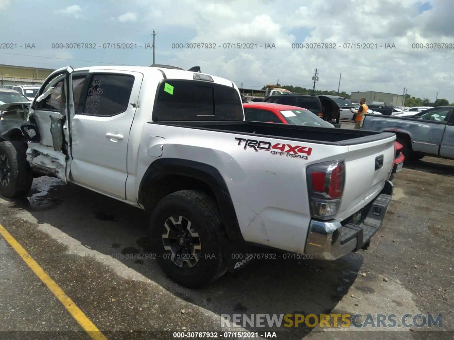 3 Photograph of a damaged car 5TFCZ5AN3LX228967 TOYOTA TACOMA 4WD 2020