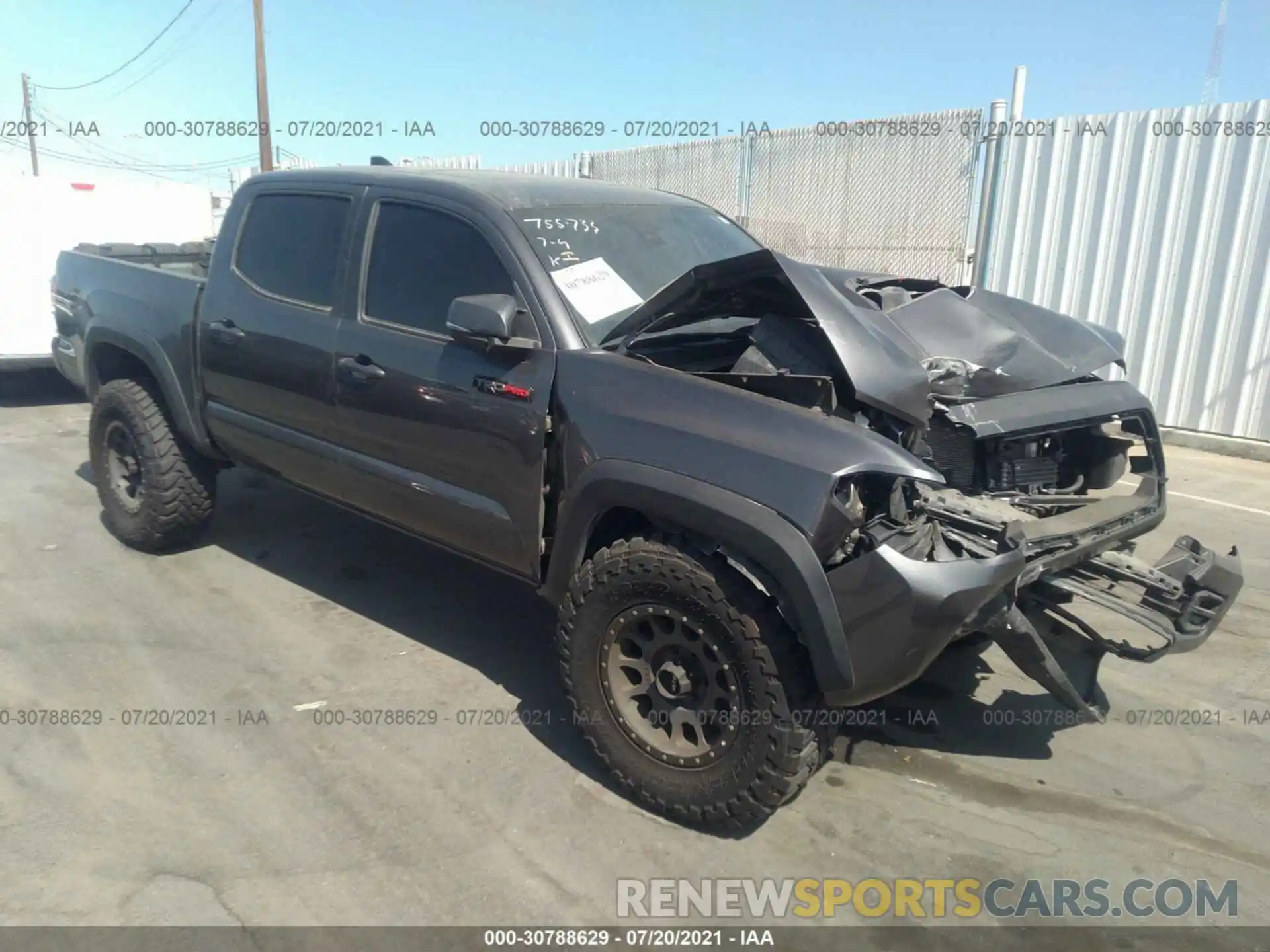 1 Фотография поврежденного автомобиля 5TFCZ5AN3LX231898 TOYOTA TACOMA 4WD 2020