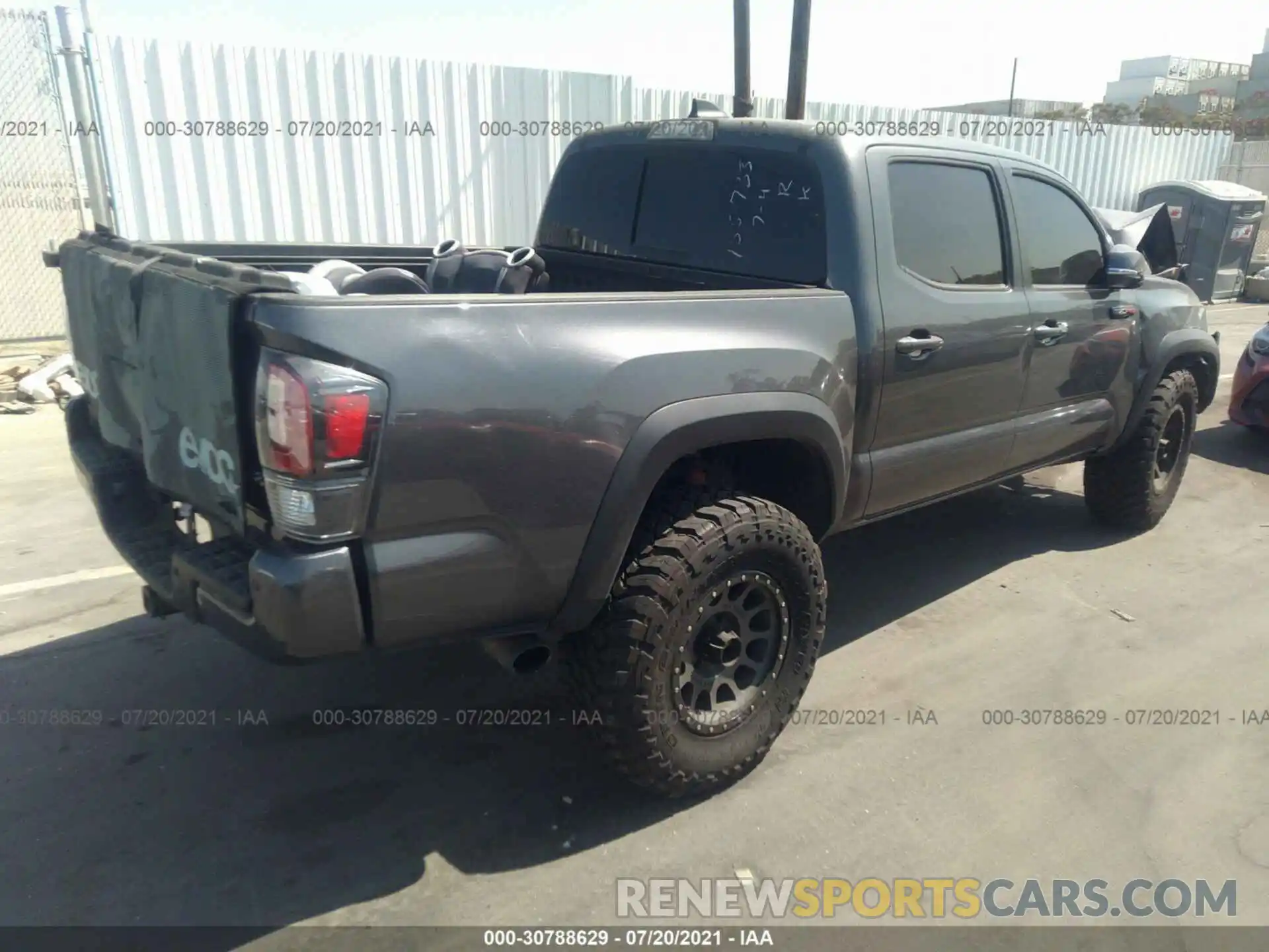 4 Фотография поврежденного автомобиля 5TFCZ5AN3LX231898 TOYOTA TACOMA 4WD 2020