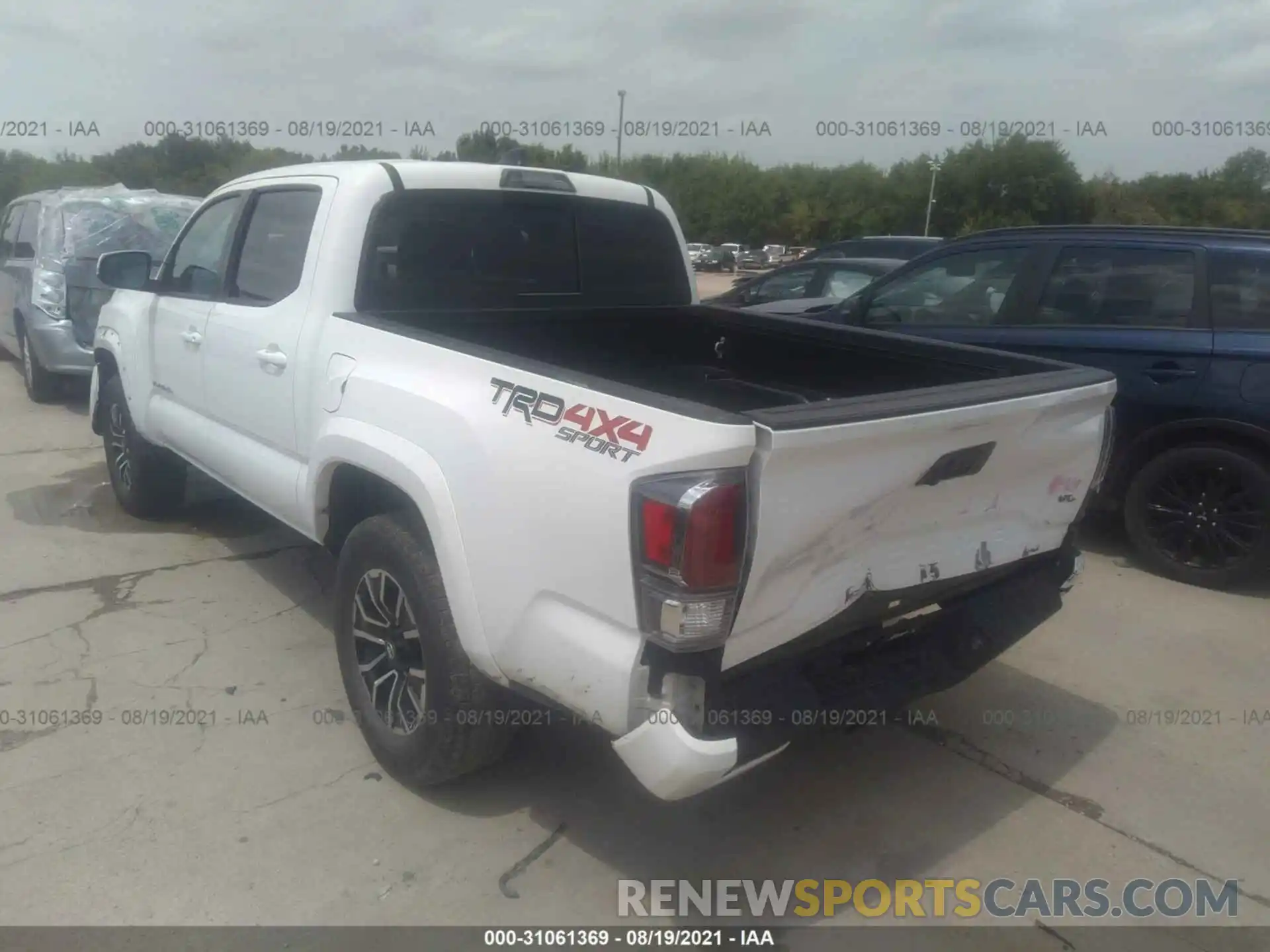 3 Photograph of a damaged car 5TFCZ5AN4LX221171 TOYOTA TACOMA 4WD 2020