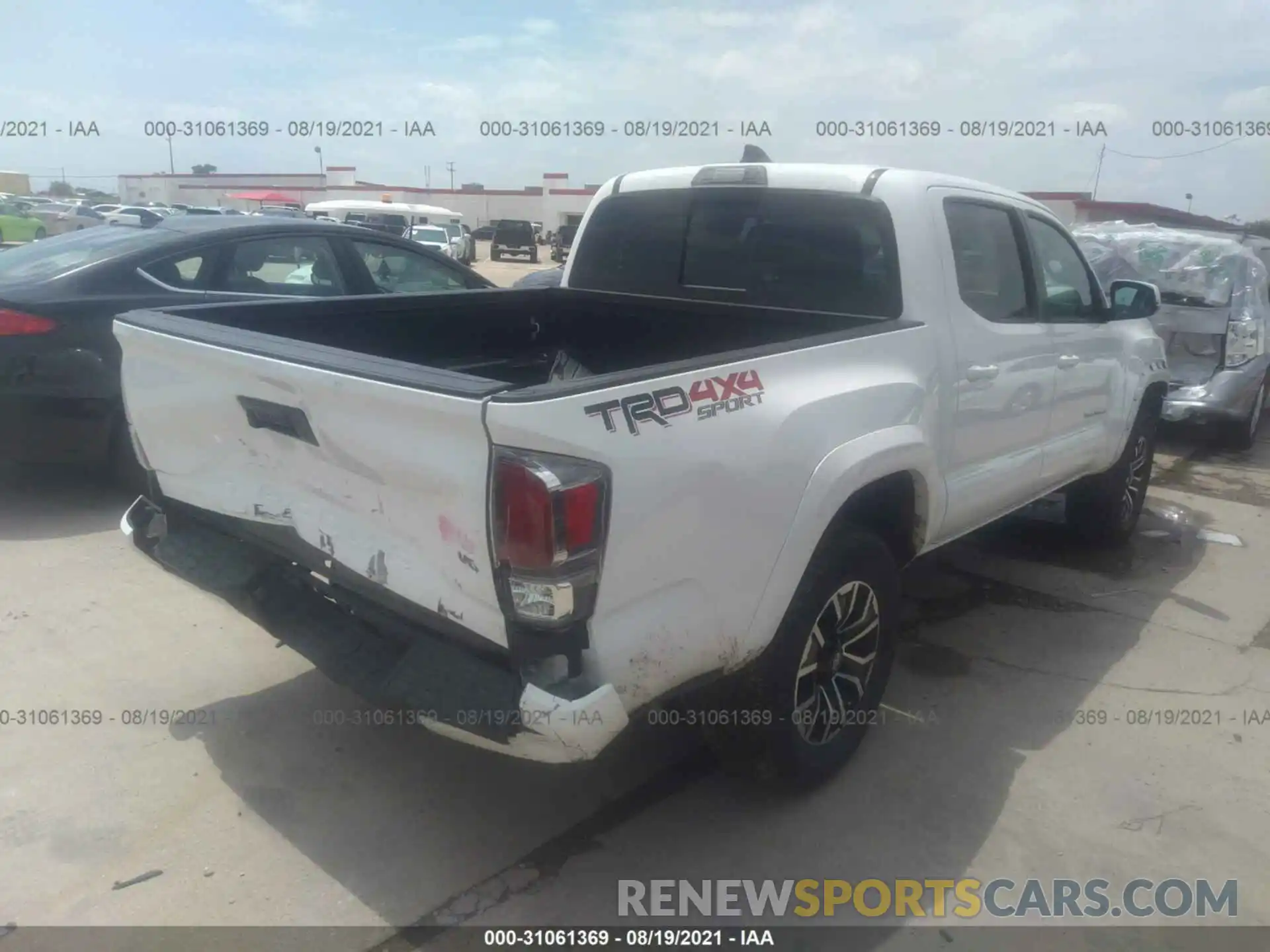 4 Photograph of a damaged car 5TFCZ5AN4LX221171 TOYOTA TACOMA 4WD 2020