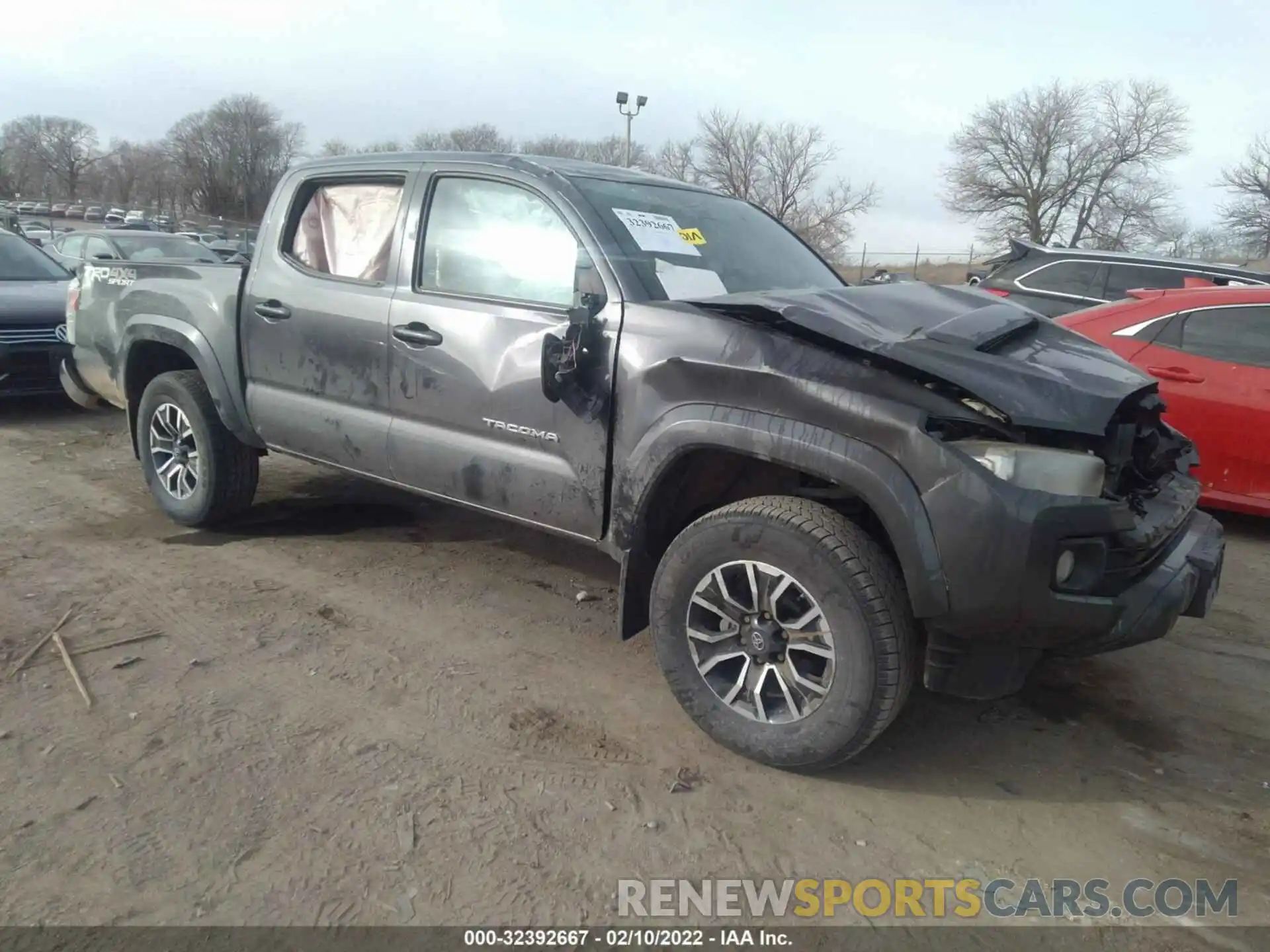 1 Photograph of a damaged car 5TFCZ5AN5LX220935 TOYOTA TACOMA 4WD 2020