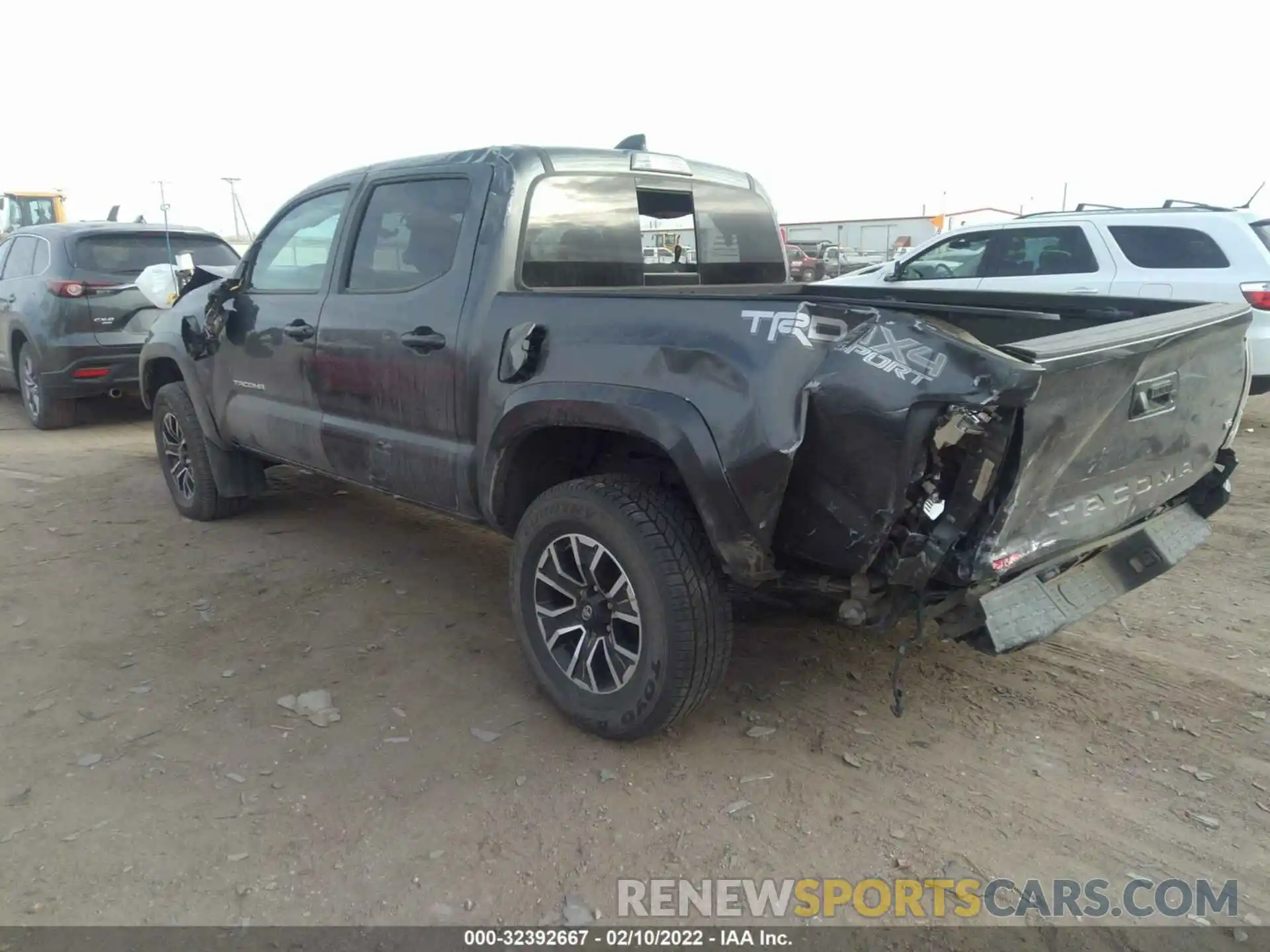 3 Photograph of a damaged car 5TFCZ5AN5LX220935 TOYOTA TACOMA 4WD 2020