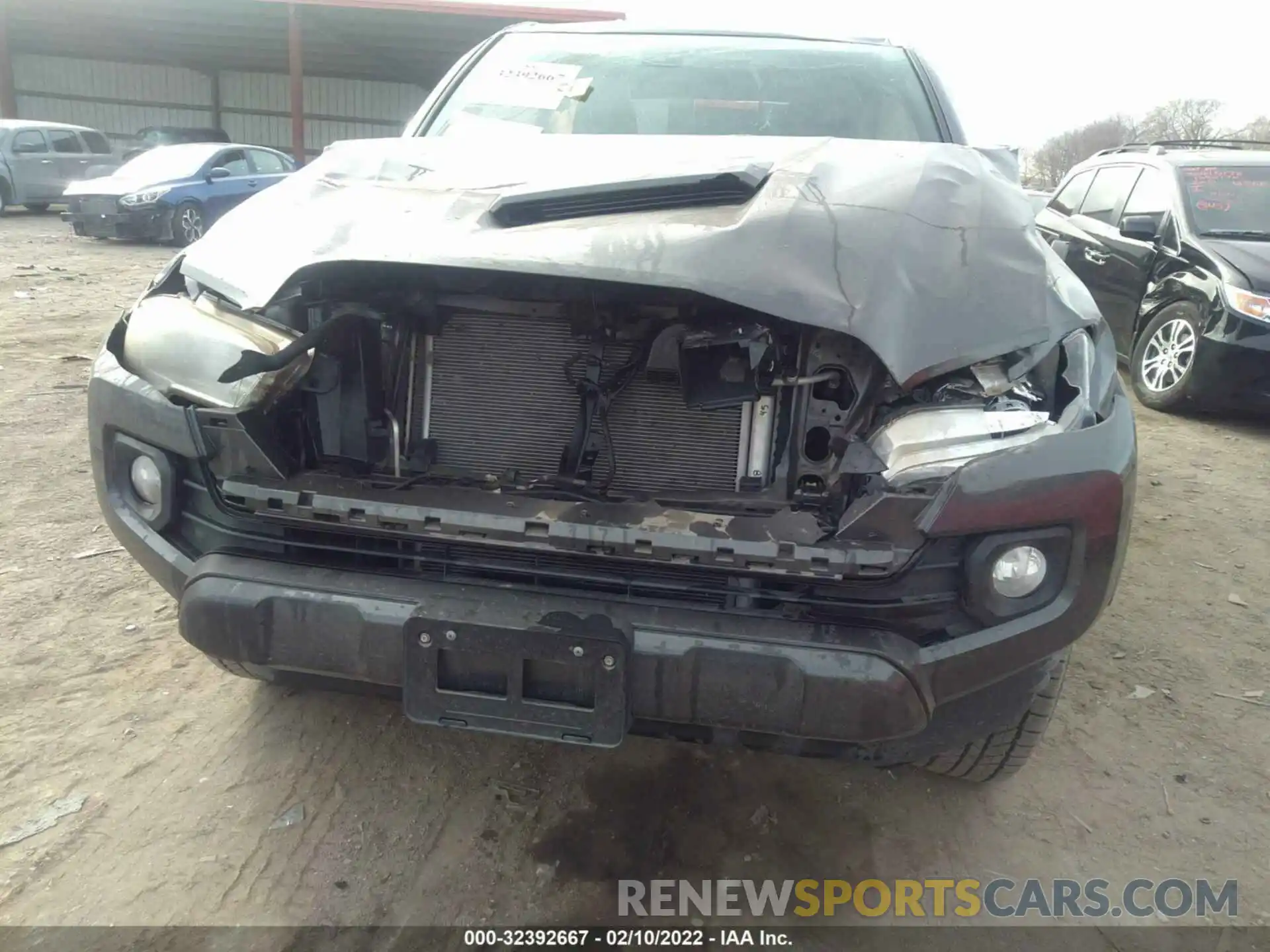 6 Photograph of a damaged car 5TFCZ5AN5LX220935 TOYOTA TACOMA 4WD 2020