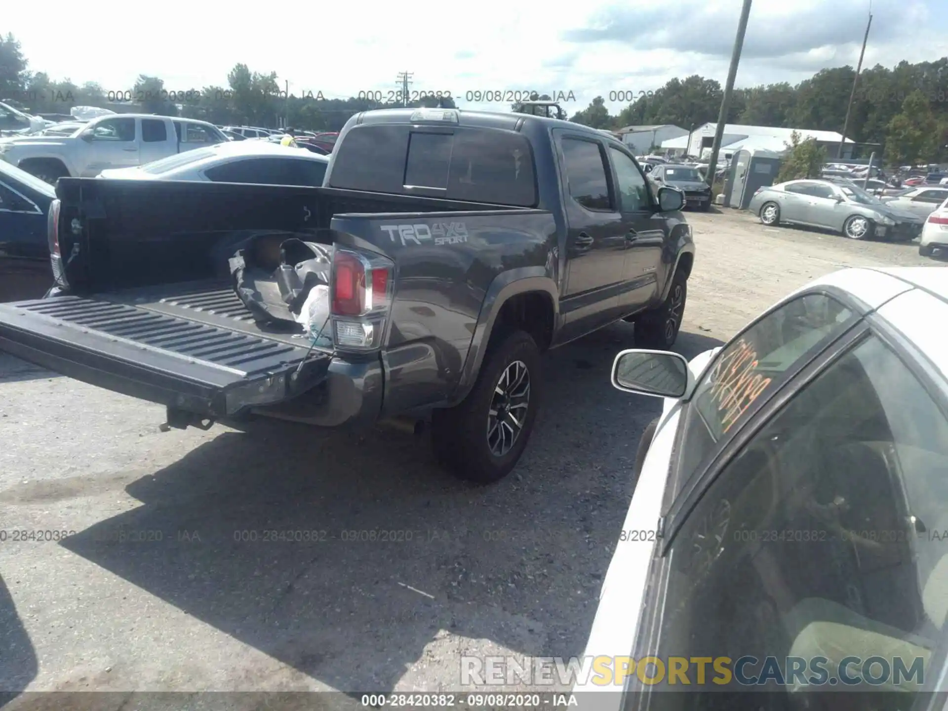 4 Фотография поврежденного автомобиля 5TFCZ5AN5LX229831 TOYOTA TACOMA 4WD 2020