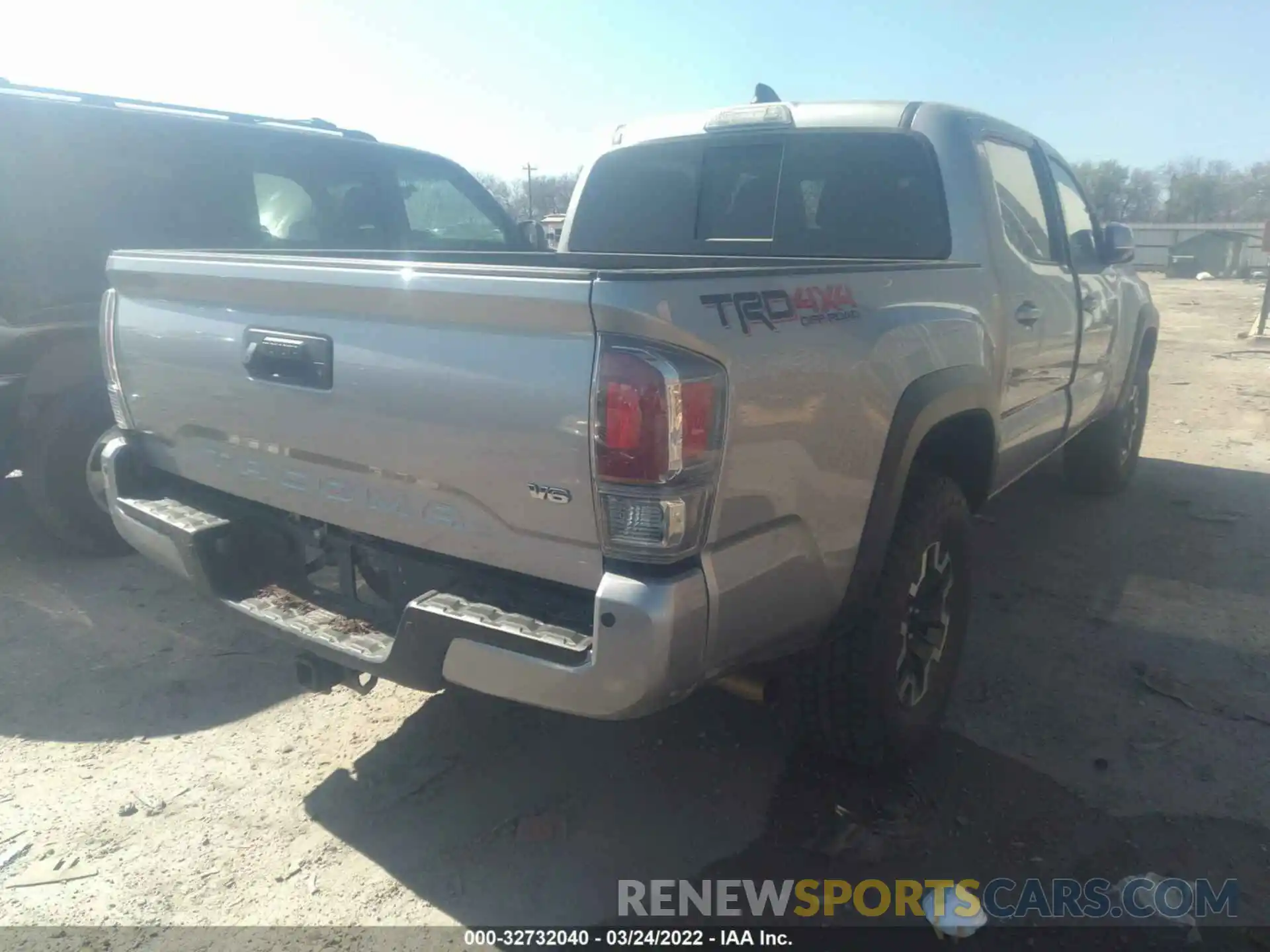 4 Photograph of a damaged car 5TFCZ5AN5LX230414 TOYOTA TACOMA 4WD 2020