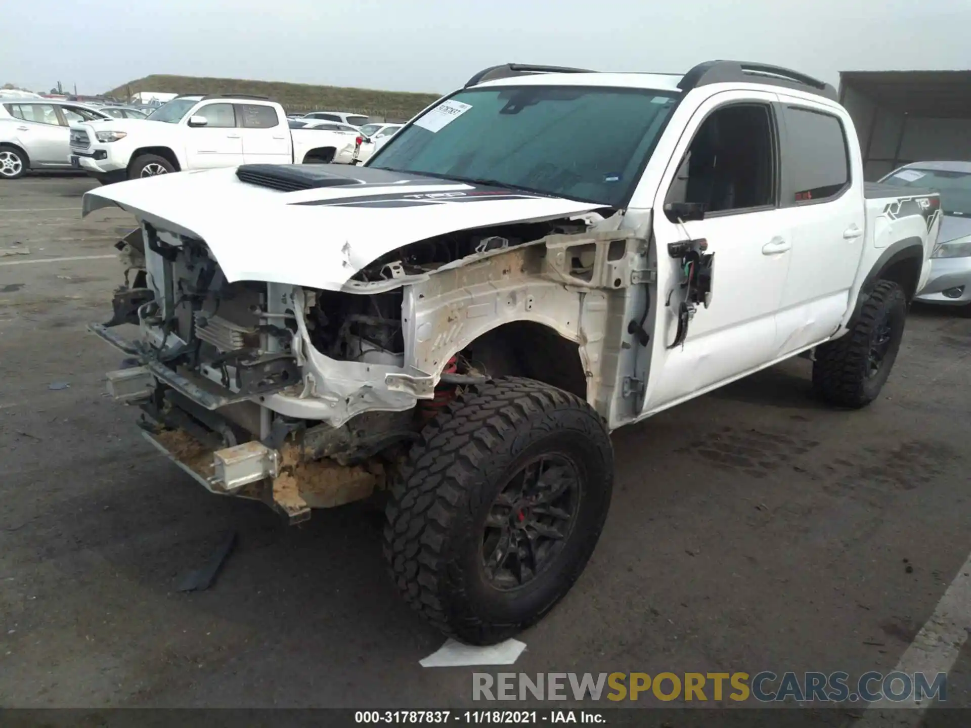 2 Фотография поврежденного автомобиля 5TFCZ5AN5LX232194 TOYOTA TACOMA 4WD 2020