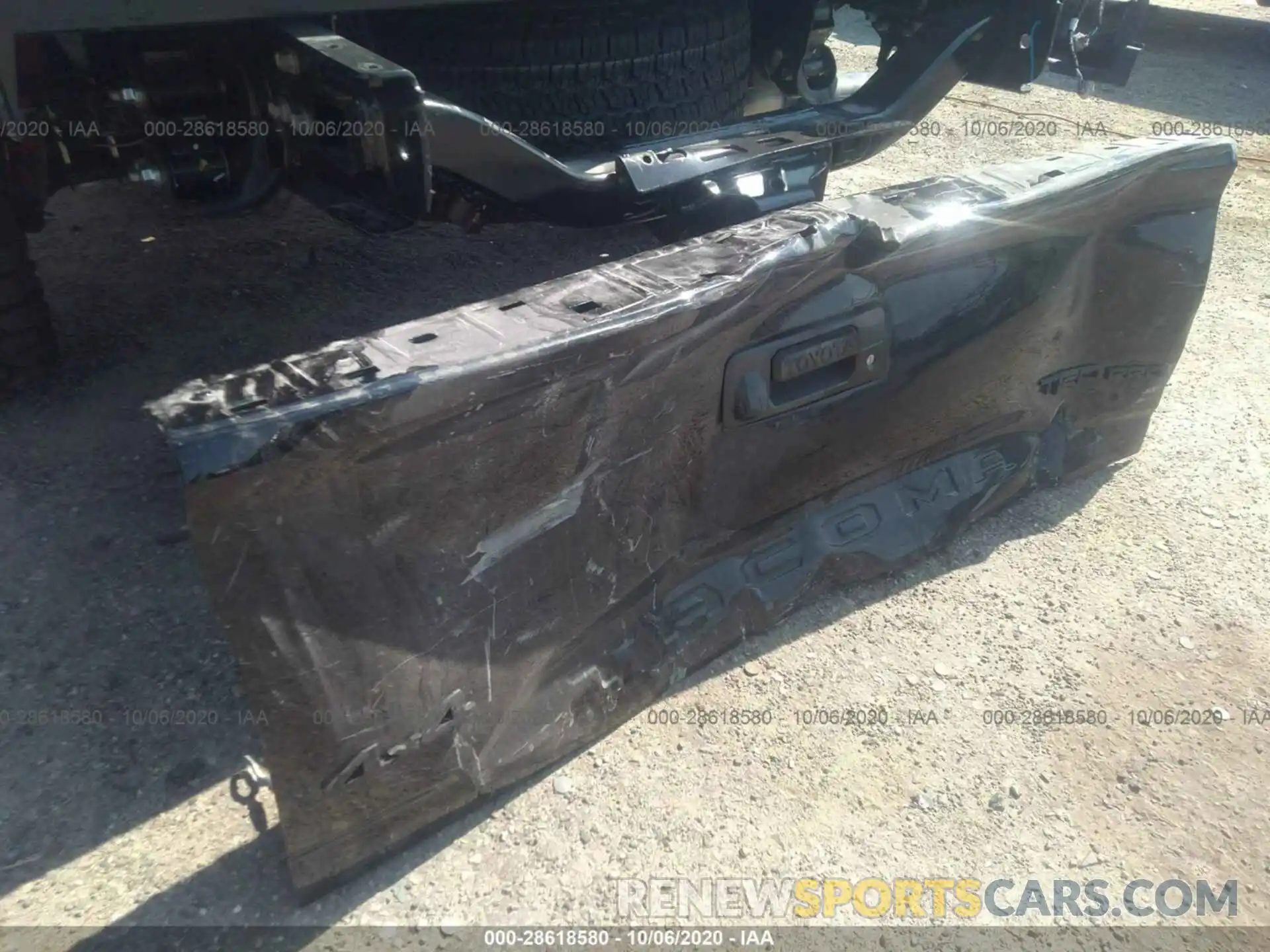 12 Photograph of a damaged car 5TFCZ5AN6LX229417 TOYOTA TACOMA 4WD 2020