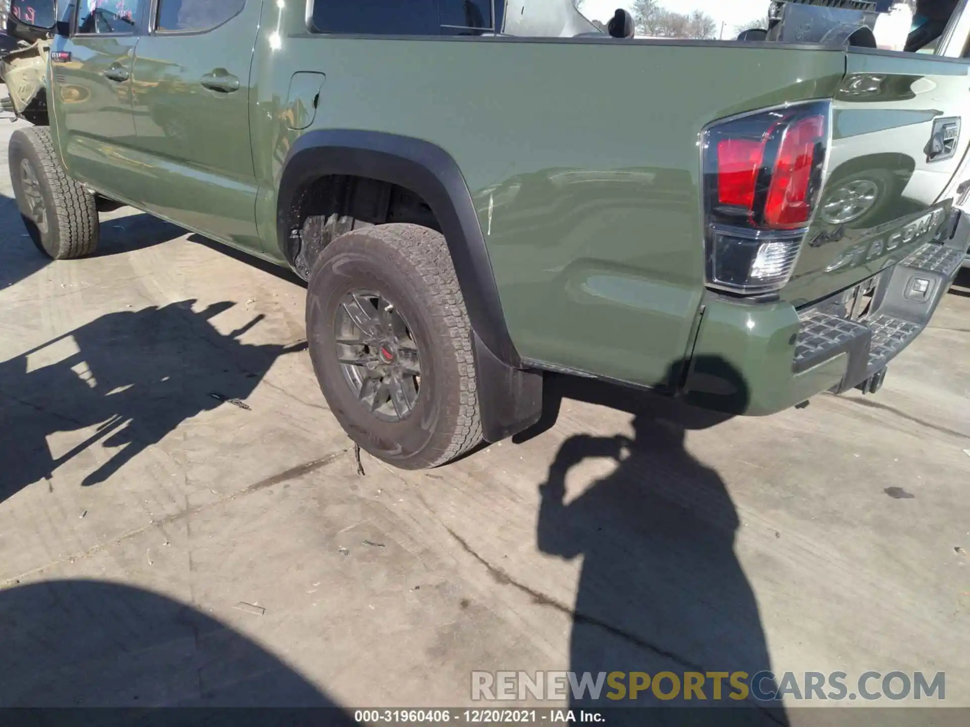 3 Photograph of a damaged car 5TFCZ5AN6LX241664 TOYOTA TACOMA 4WD 2020