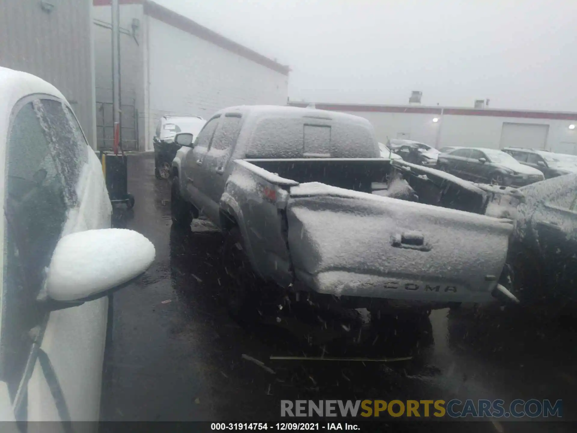 3 Photograph of a damaged car 5TFCZ5AN7LX220175 TOYOTA TACOMA 4WD 2020