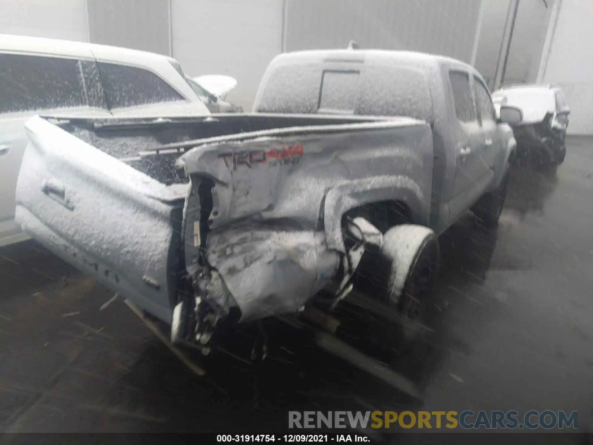 4 Photograph of a damaged car 5TFCZ5AN7LX220175 TOYOTA TACOMA 4WD 2020