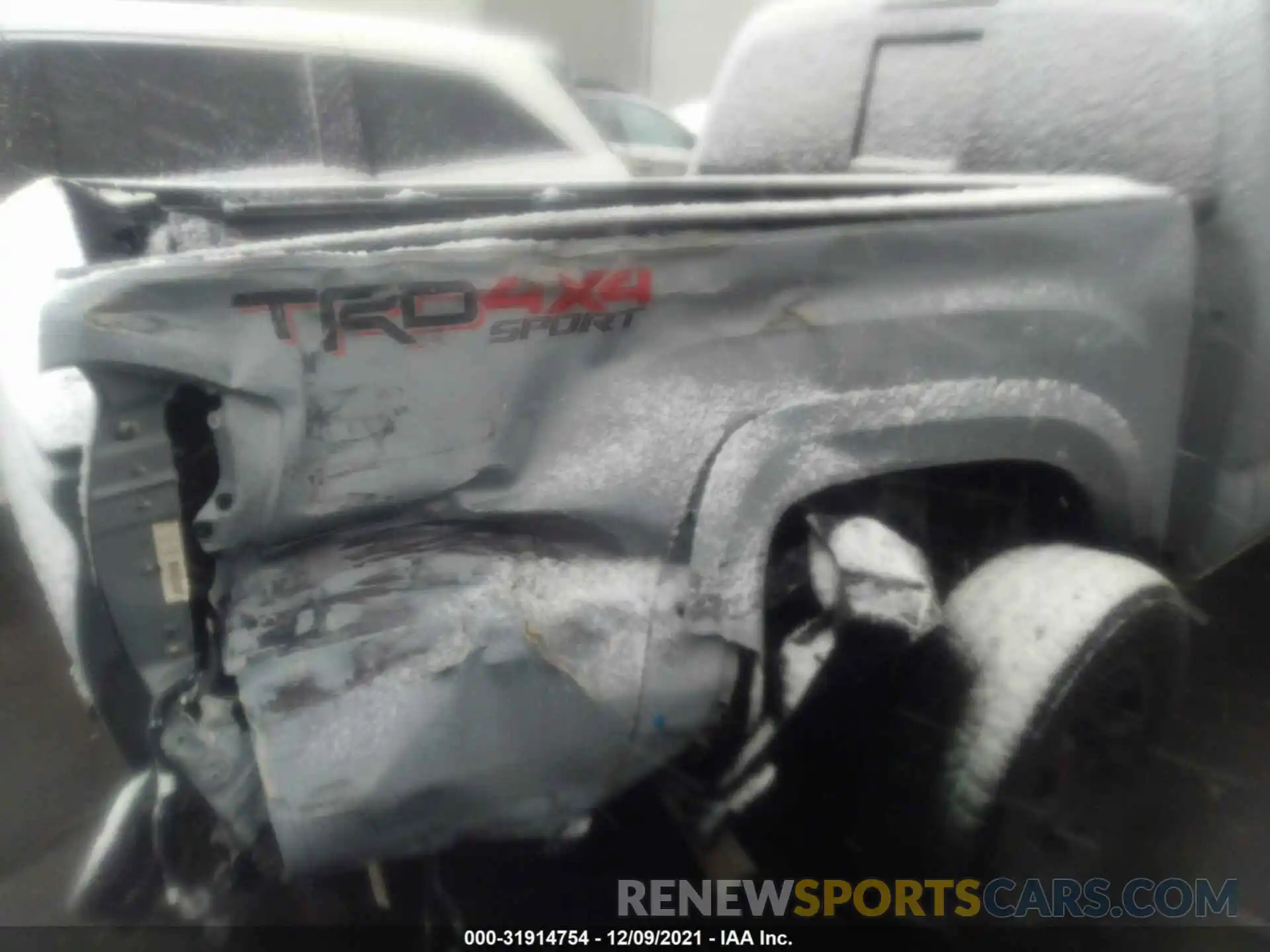 6 Photograph of a damaged car 5TFCZ5AN7LX220175 TOYOTA TACOMA 4WD 2020